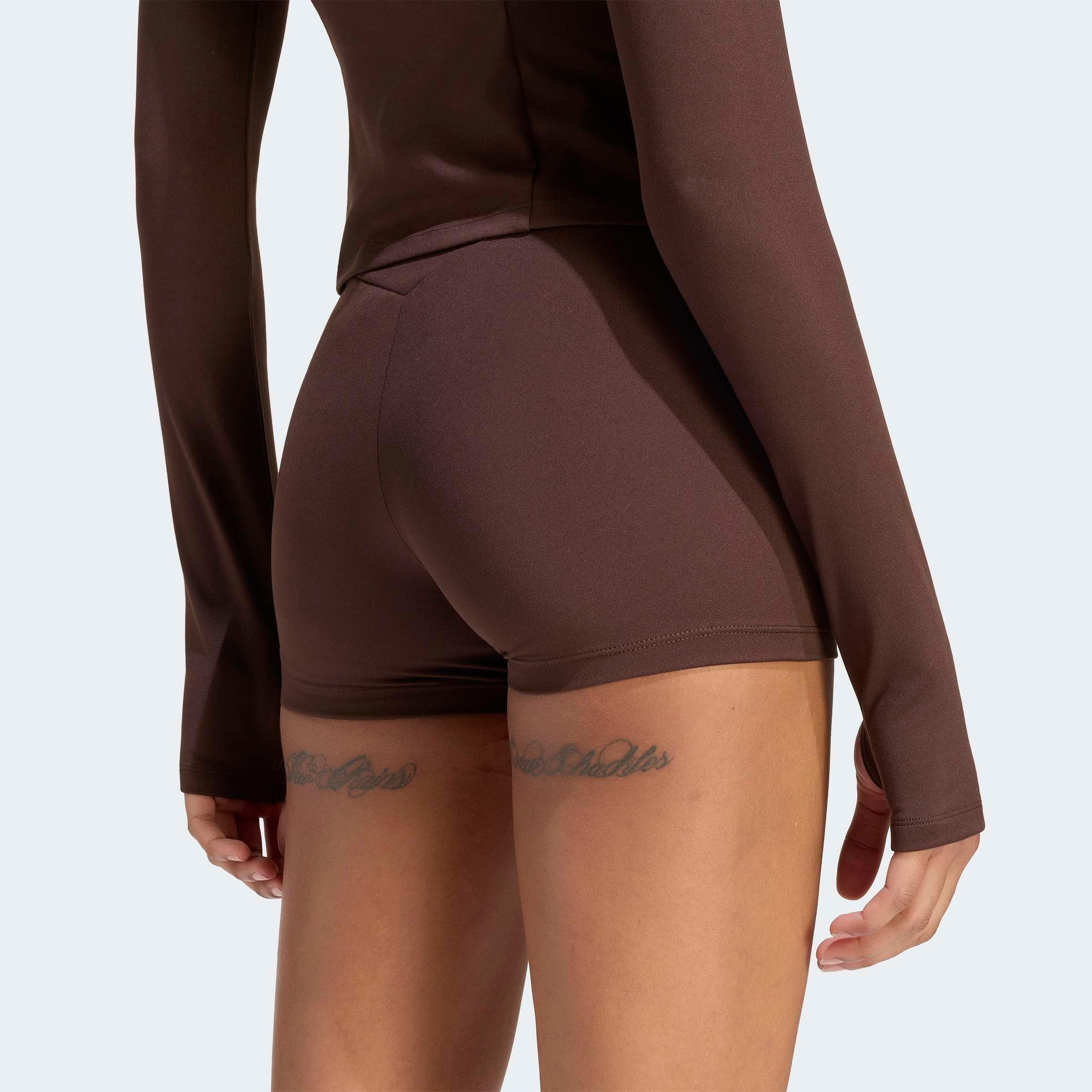 adidas Originals Shorts »ESSENTIALS, POLYESTER«  sportlicher Stil, ohne Verschluss, aus Polyester, enger Schnitt