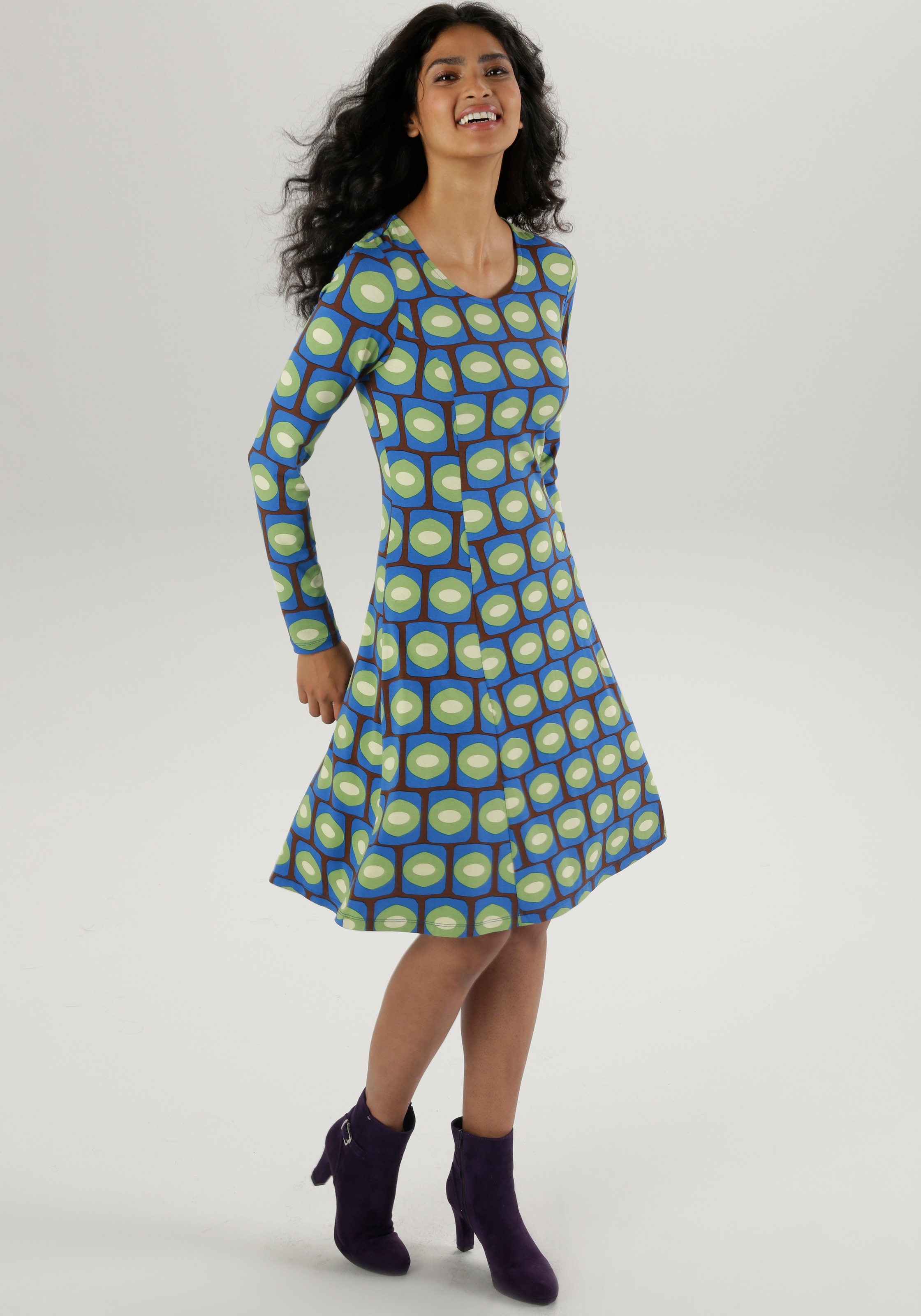 Jerseykleid, mit Retro-Print und langen Ärmeln - NEUE KOLLEKTION