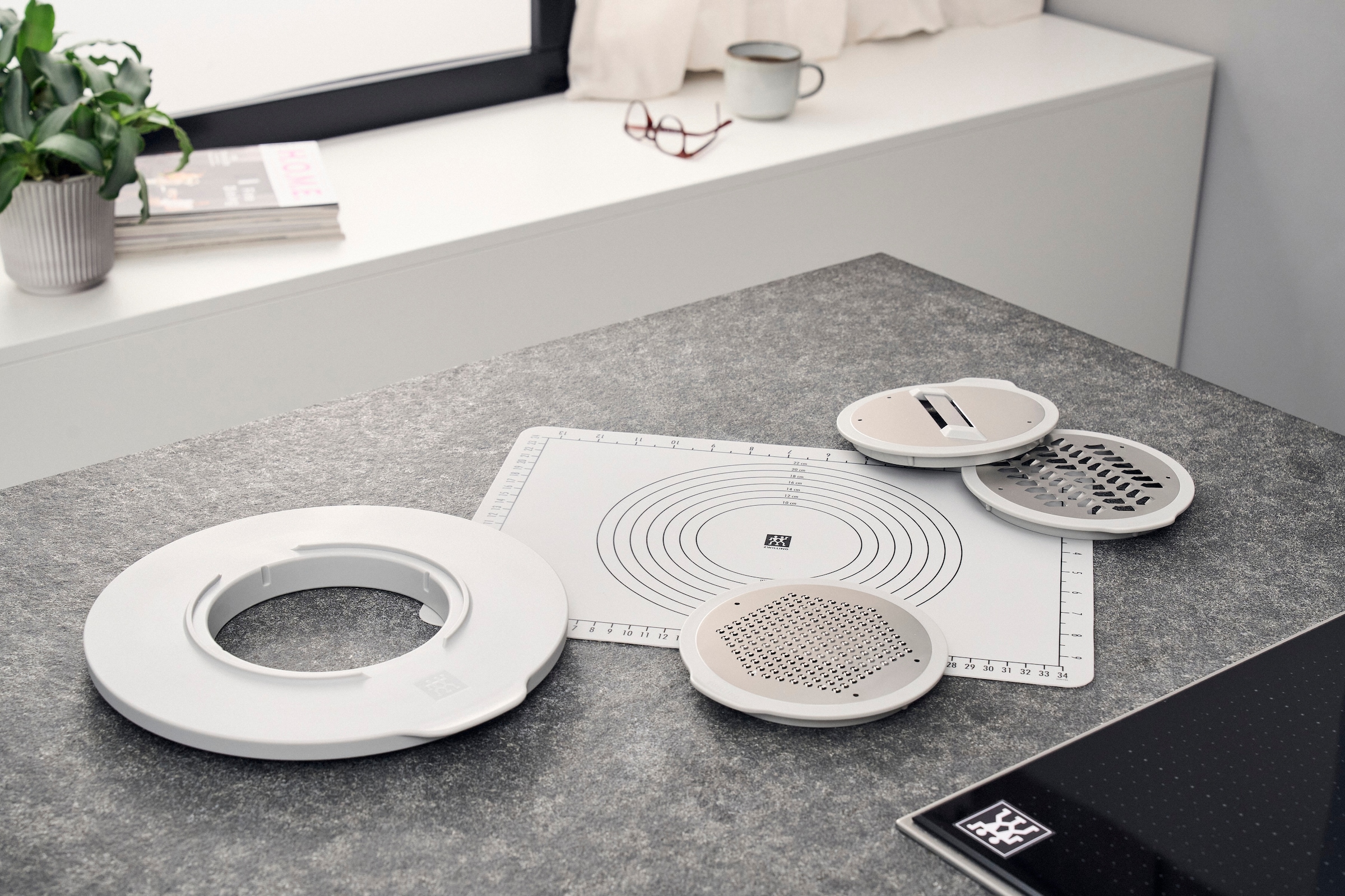 Zwilling Schüssel »Fresh & Save BOWLS - Zubehör-Set, Accessoire-Set, 5-teilig«, 5 tlg., aus Kunststoff, Spritzschutz, 3 Reibeaufsätze, backofenfeste Anti-Rutsch-Silikonmatte