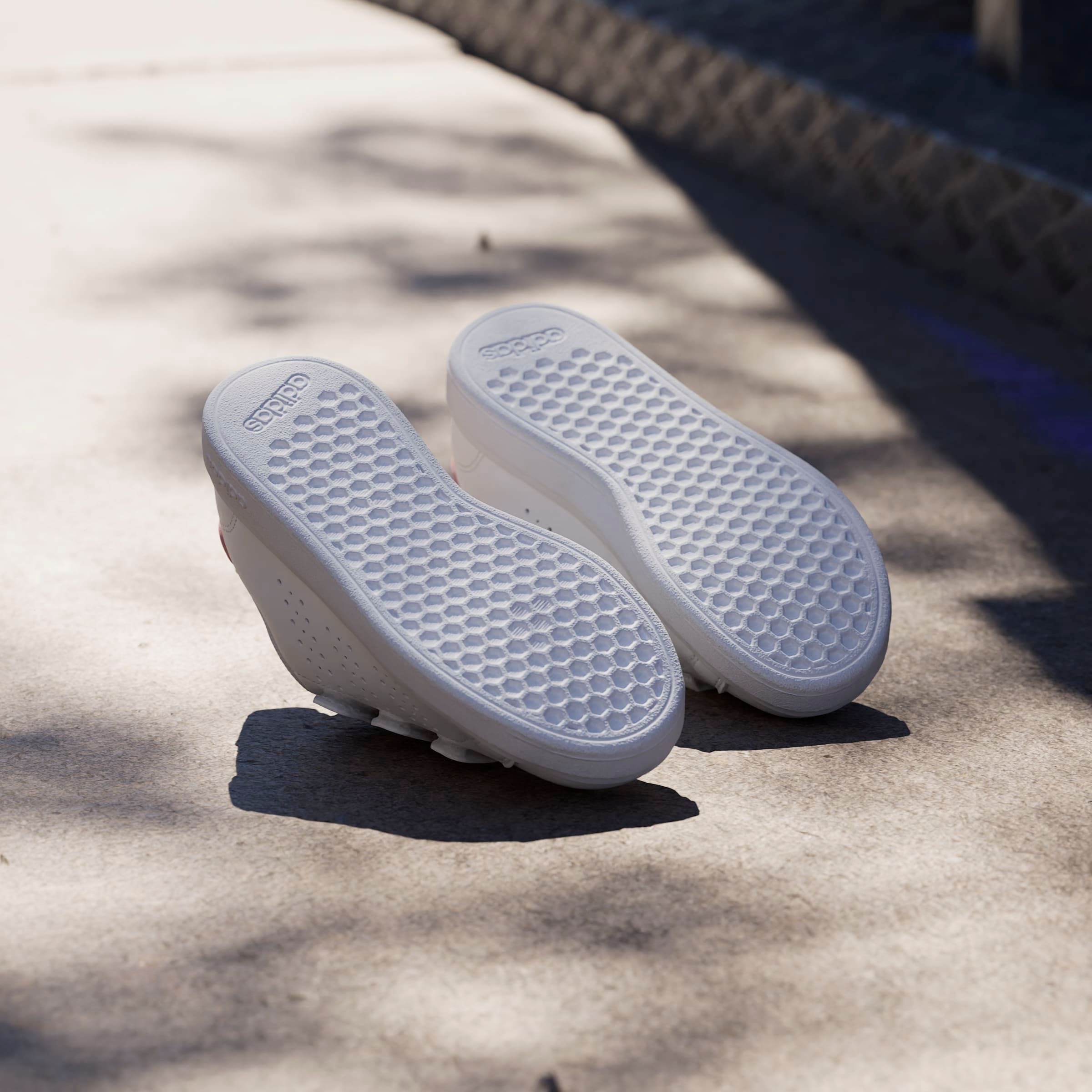 adidas Sportswear Klettschuh »ADVANTAGE BASE 2.0 KIDS«, Design auf den Spuren des adidas Stan Smith