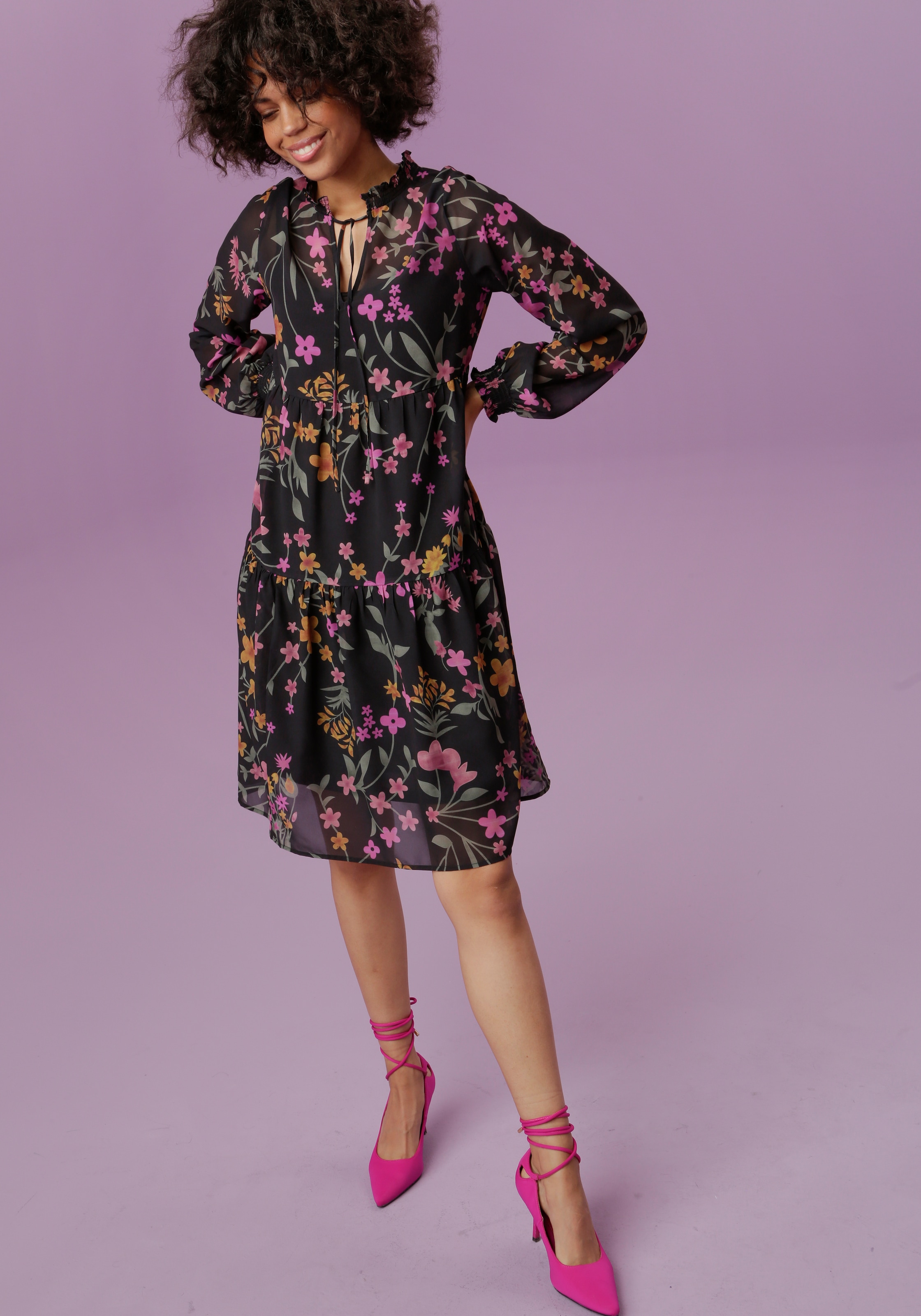 mit CASUAL Blumenstruck bestellen BAUR farbenfrohem Aniston | Blusenkleid,