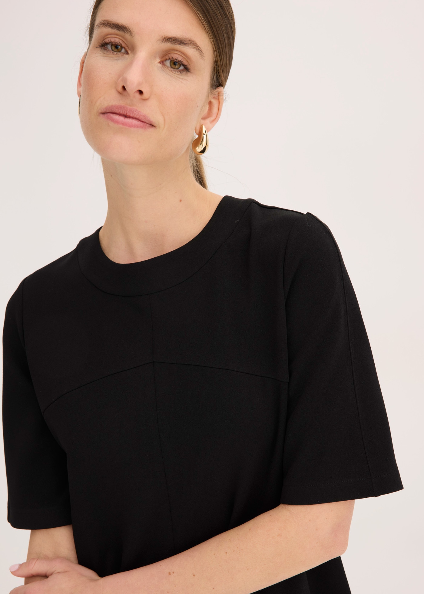 bonprix Midikleid loose fit, Kurzarm-Design, aus Polyester und Elasthan, Midilänge