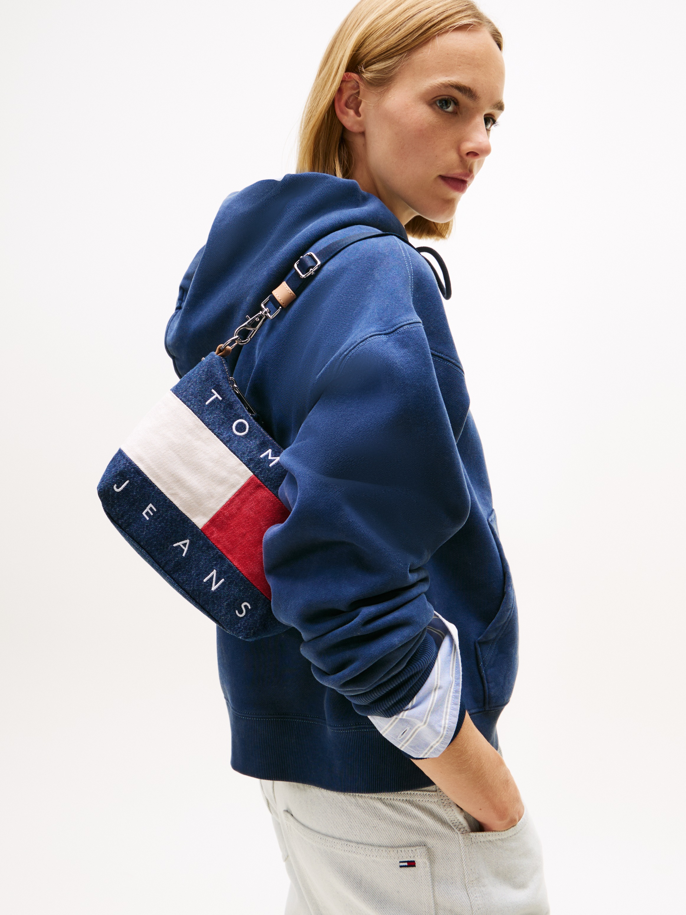 Tommy Jeans Schultertasche »TJW ARCHIVE DENIM SHOULDER BAG«, Damen Umhängetasche, Tragetasche, kontrastfarbige, großer Logoflag