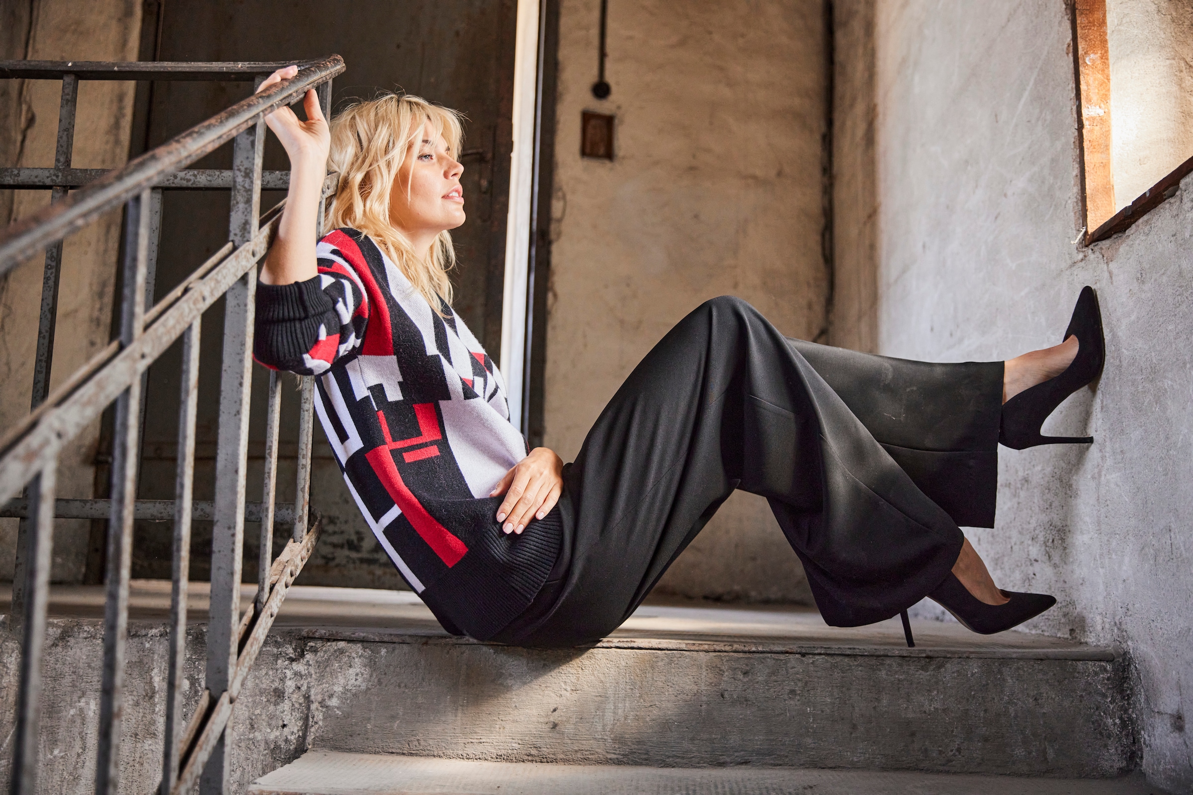 Aniston SELECTED - BAUR lässiger mit für Strickpullover, Muster KOLLEKTION grafischem kaufen | und NEUE Oversize-Form