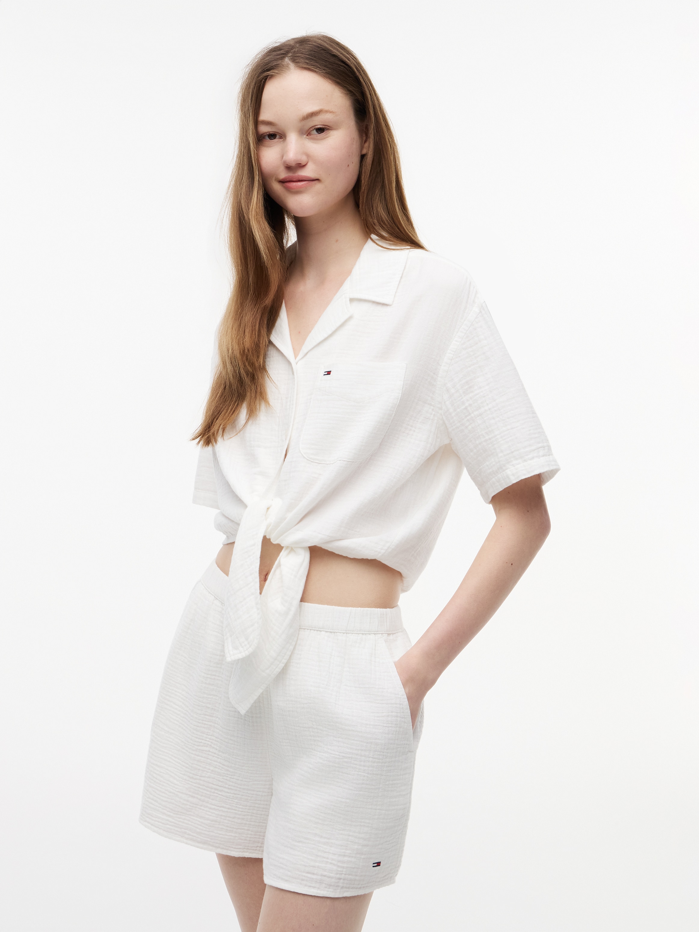Tommy Jeans Kurzarmbluse "TJW TEXTURED TIE FRONT SS SHIRT" Baumwolle, Brusttasche, Saum zum Knoten
