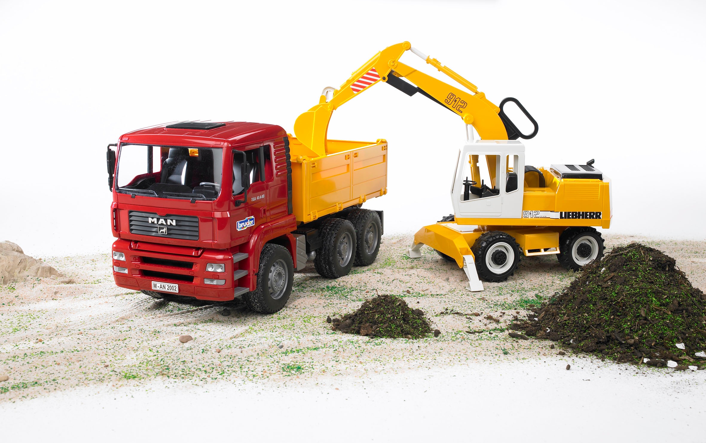Bruder® Spielzeug-Kipper »MAN TGA Kipper mit Bagger 39 cm (02751)«, Made in Europe