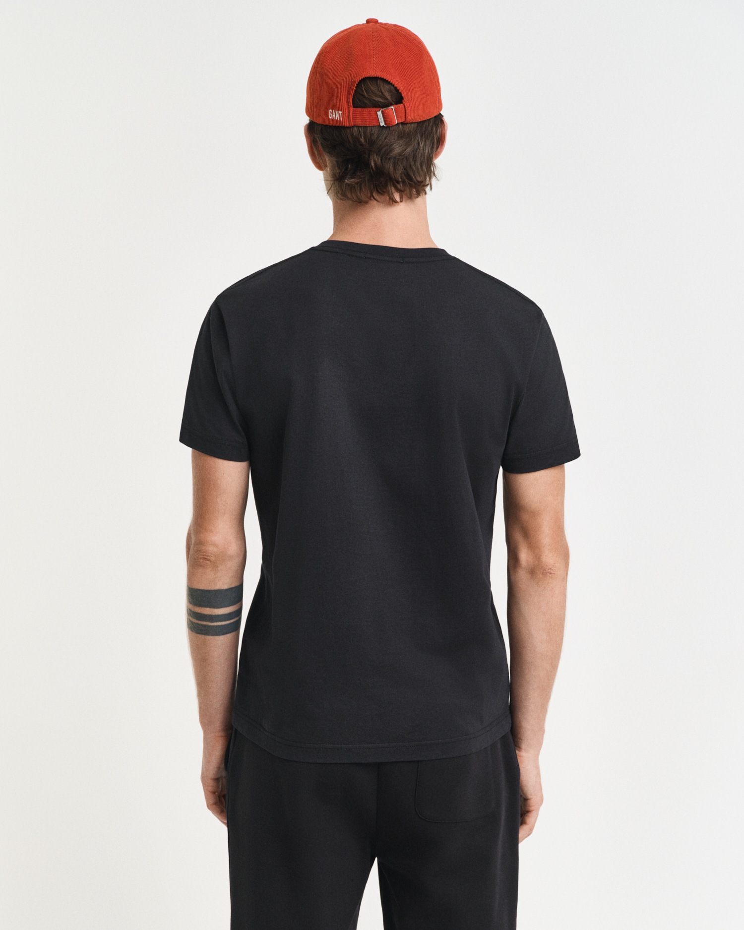 Gant T-Shirt »SLIM SHIELD V-NECK T-SHIRT«, mit einer kleinen Logostickerei auf der Brust