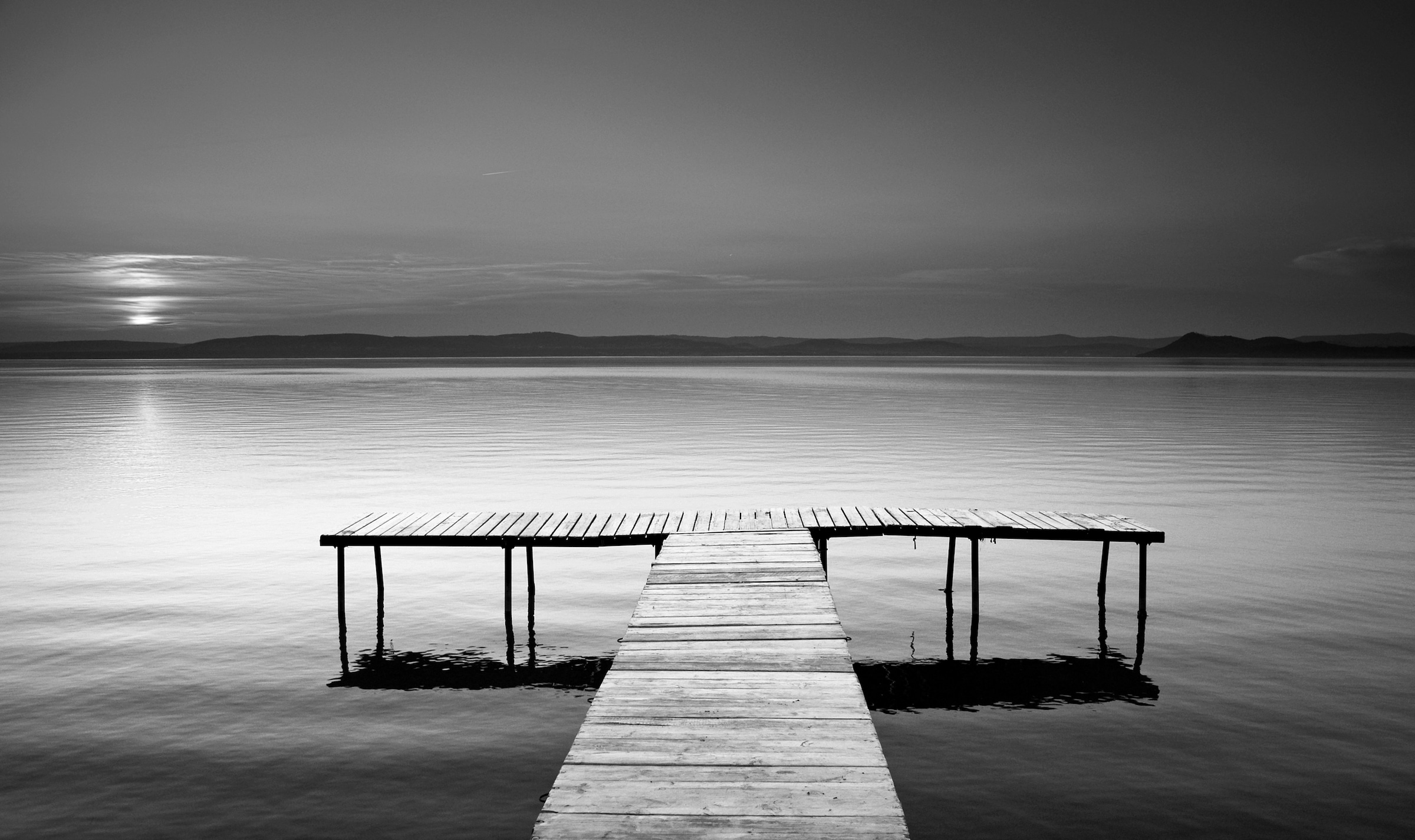 Papermoon "Steg im Wasser Schwarz & Weiß"
