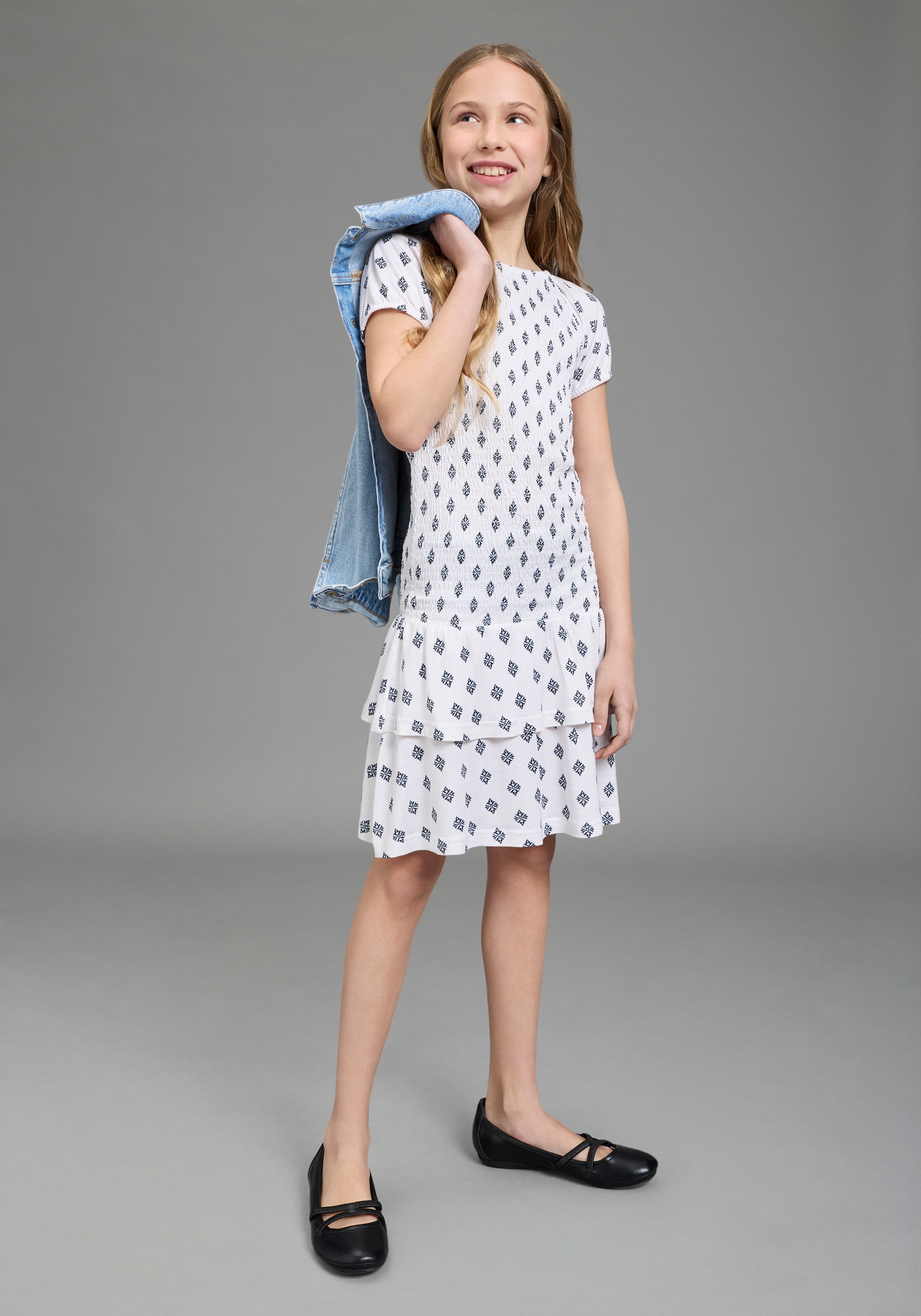 Bruno Banani Jerseykleid "Viskose-Allover gemustertes Smoke Kleid, figurbetontes Carmenkleid" für Mädchen, mit Carmenausschnitt, aus elastischem Jersey