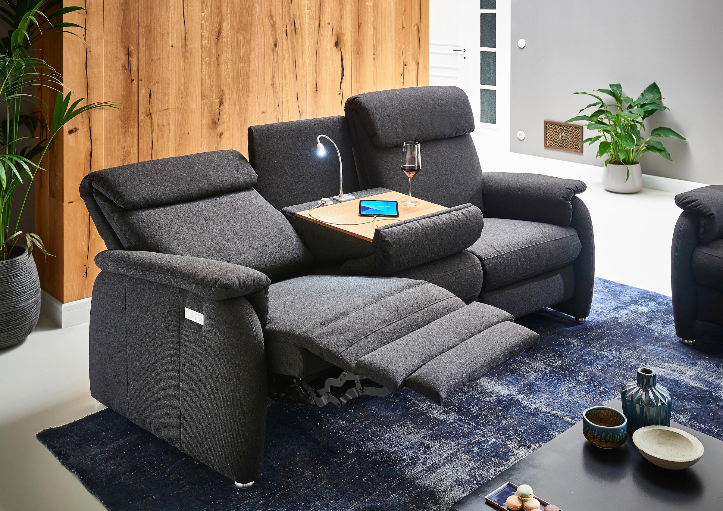 Home affaire Sofa »Turin«, mit motorischer Relaxfunktion, Tisch, Leuchte + USB-Ladestation