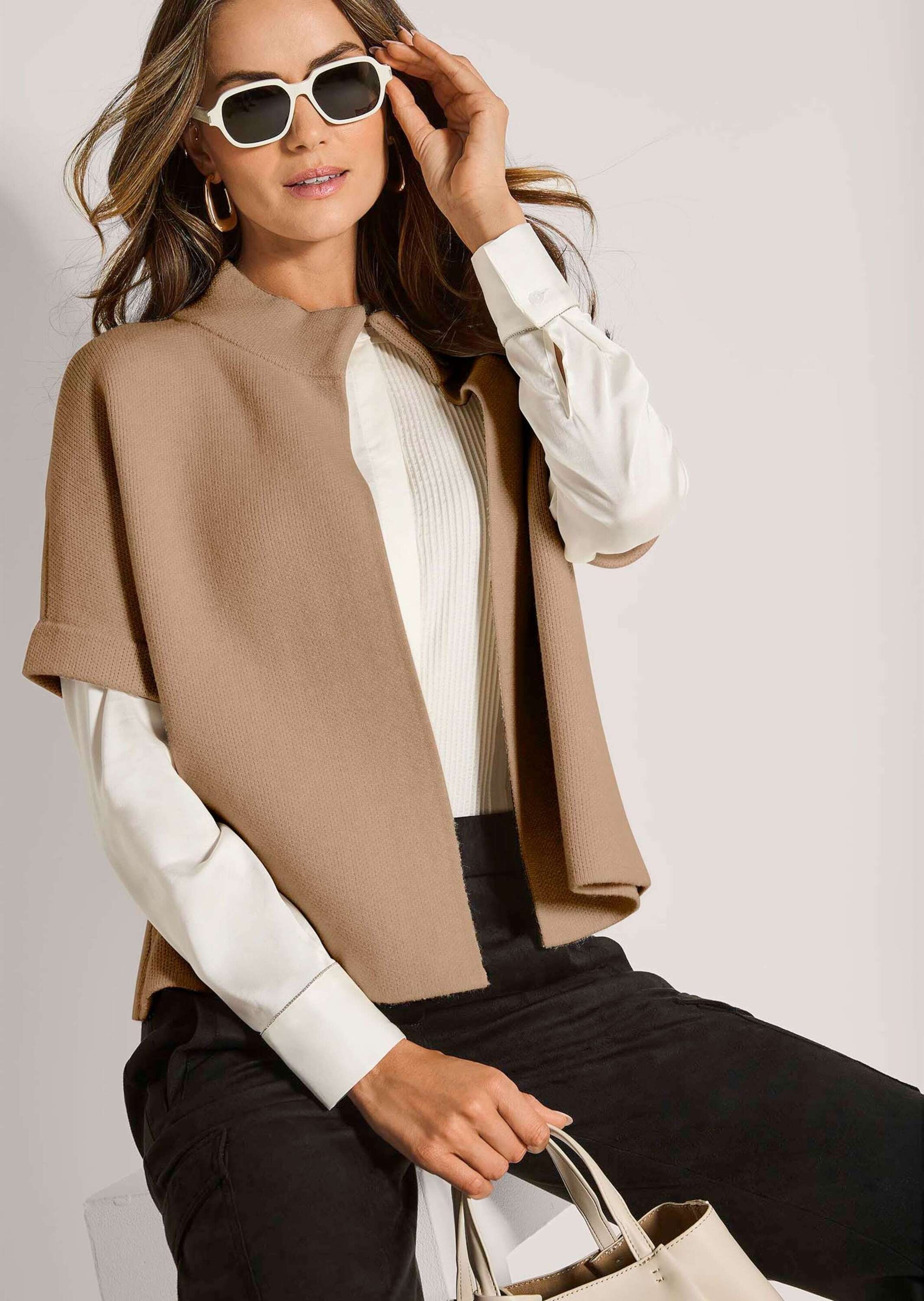 MADELEINE Strickjacke »Strickcape Moderne Strickjacke im Cape-Design« Wertvoller Milano-Strick