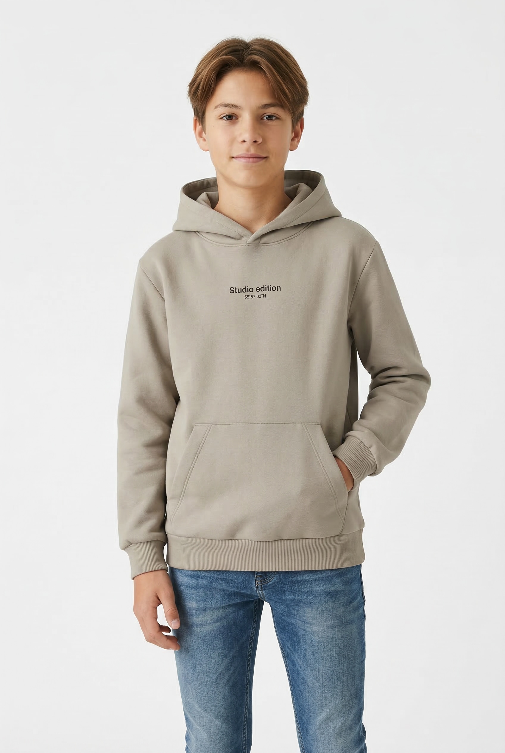 Name It Kapuzensweatshirt "NKMBRODY LS NREG SWEAT WH BRU NOOS", mit kleinem Logoprint