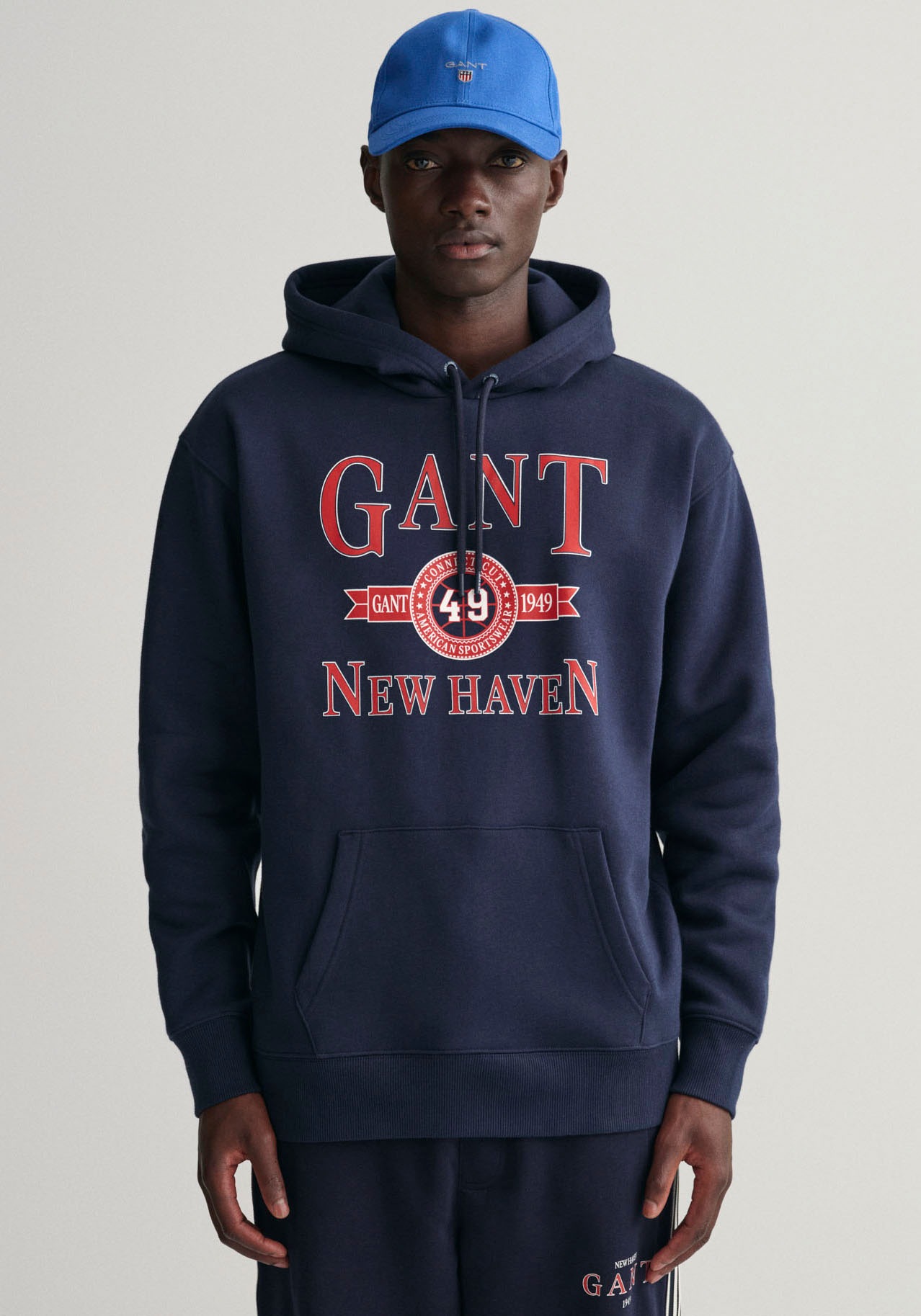 Gant Sweatshirt »RETRO CREST HOODIE« mit Logostickerei auf der Brust