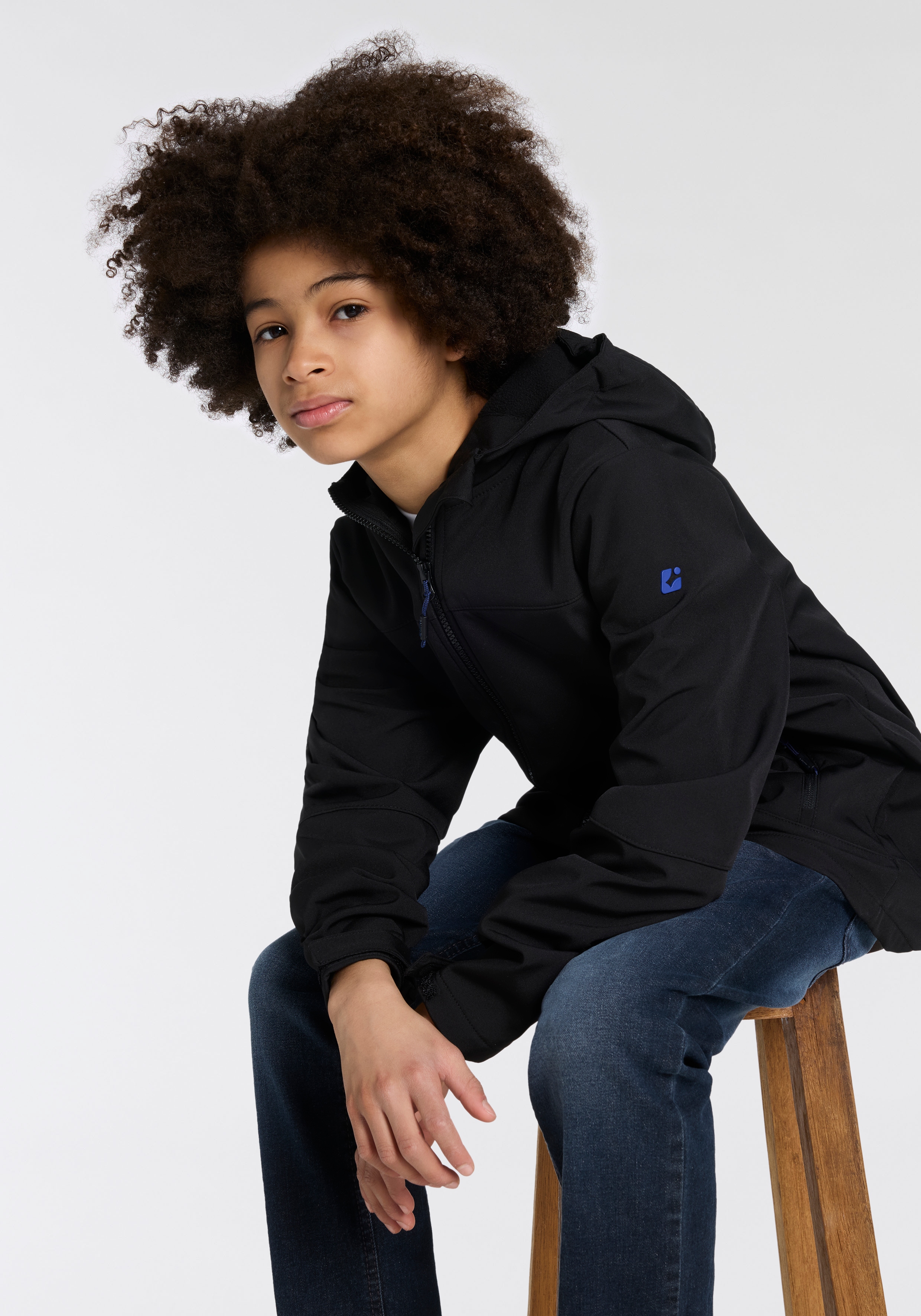 Killtec Softshelljacke "BYS SFTSHLL JCKT OT" mit Kapuze für Kinder, mit Kapuze, hoch geschlossener Ausschnitt, wasserabweisend