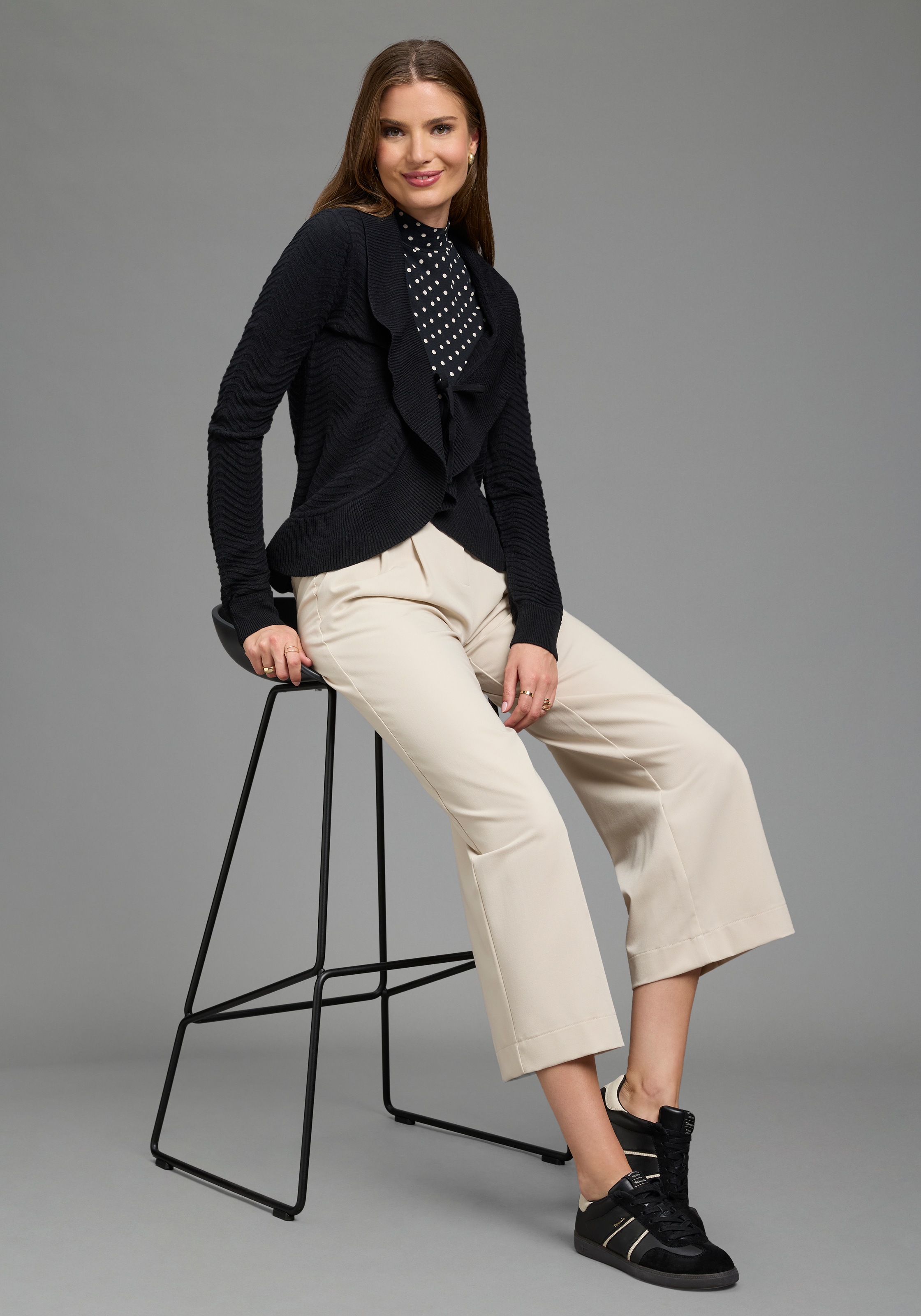 Laura Scott Ajourstrickjacke »mit Ajourstrickmuster« aus leichtem Strick mit Volants und Bindeband