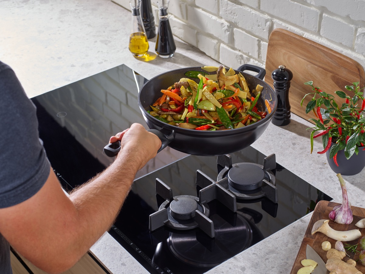 Fissler Wok »Ceratal® Orbit Black«, Aluminium, (1 tlg.), gesünderes Kochen mit Antihaft-Effekt, hergestellt ohne PFAS/PTFE