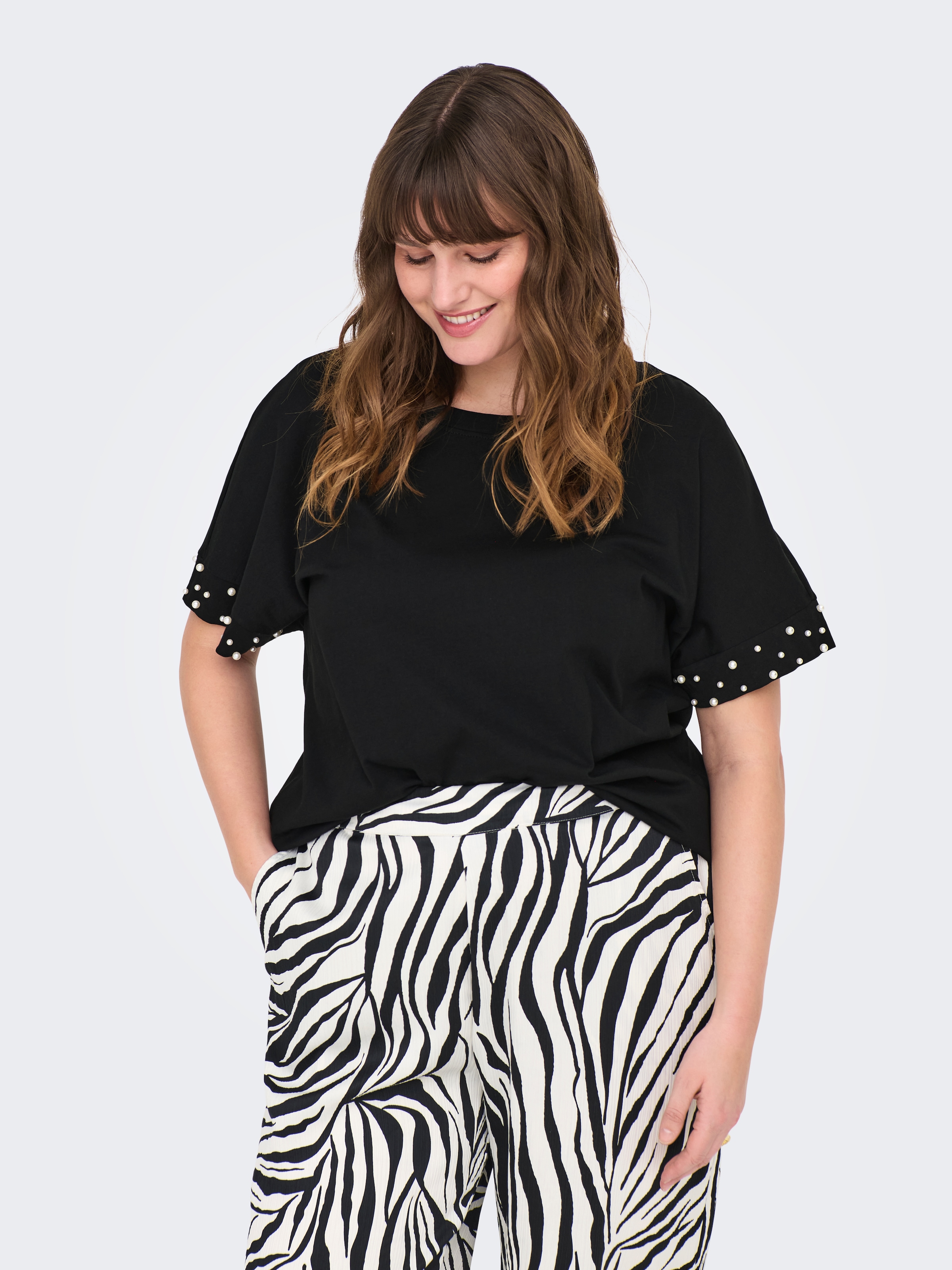 ONLY CARMAKOMA Kurzarmshirt »CAROLIVIA S/S LOOSE O-NECK TOP JRS«, mit Zierperlen