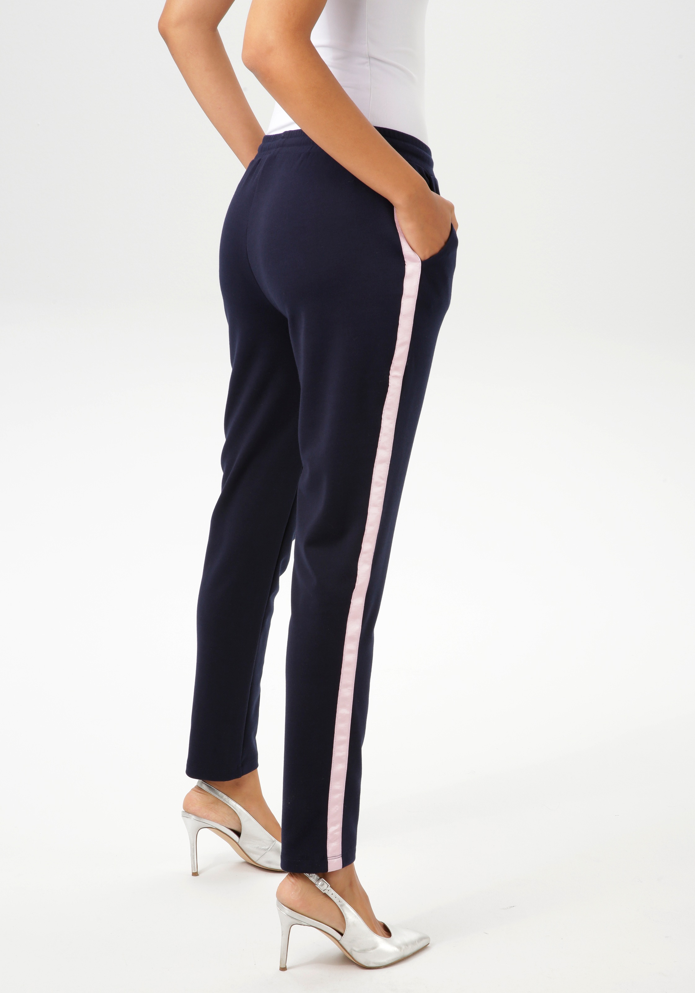 Aniston CASUAL Schlupfhose, mit rosafarbenem Tape an den Seitennähten günstig online kaufen