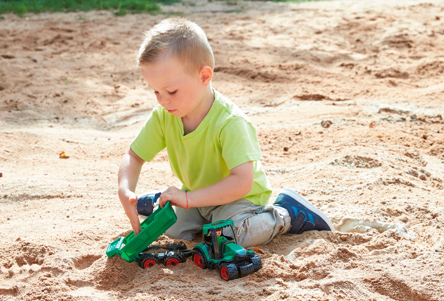 Lena® Spielzeug-Traktor »Truckies«, mit Anhänger; inklusive Spielfigur; Made in Europe