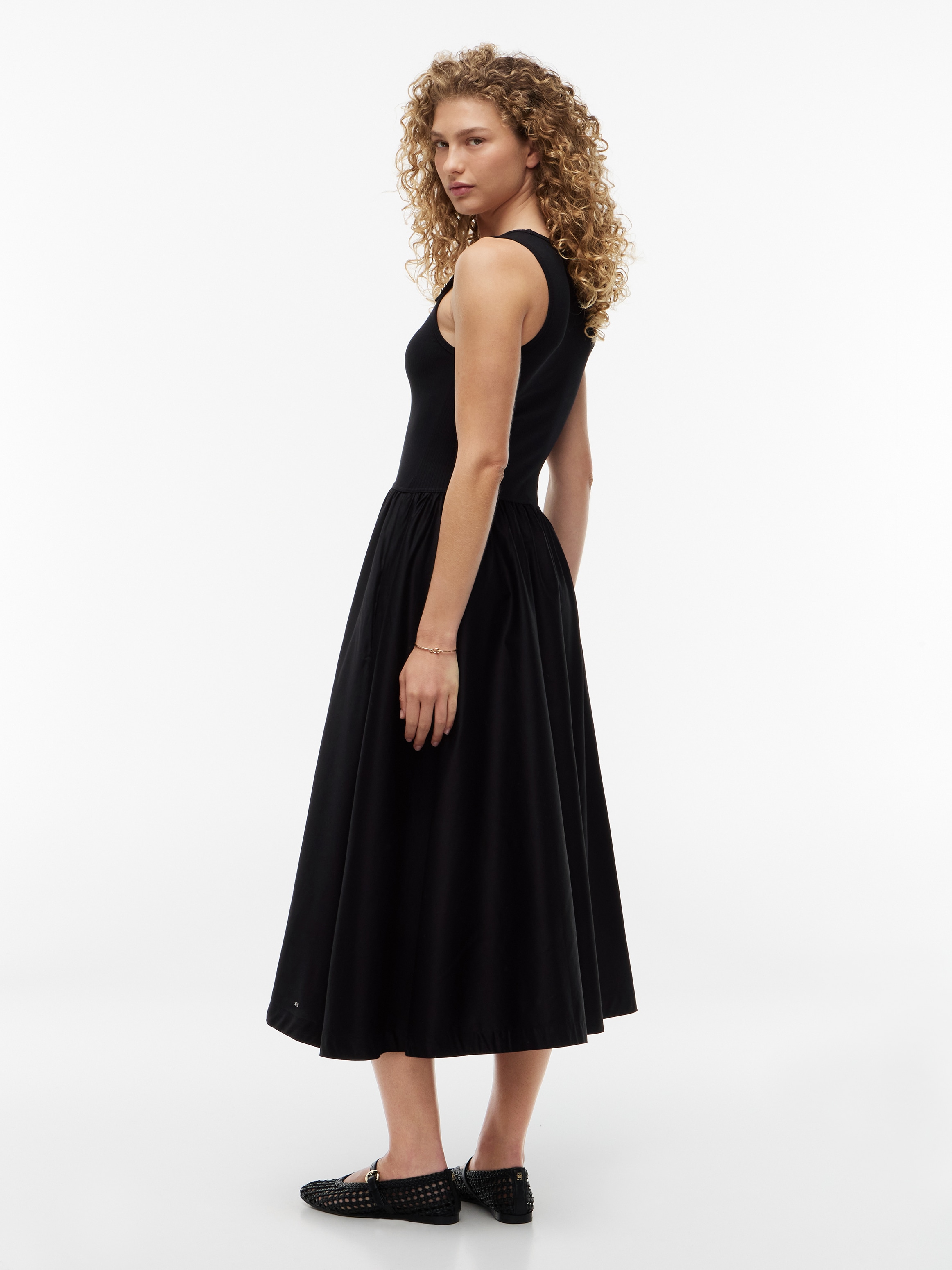 Tommy Hilfiger A-Linien-Kleid »5X2 RIB MIX MEDIA DRESS« Eingrifftaschen Baumwollmischung, figurbetont, Oberteil in gerippter Struktur