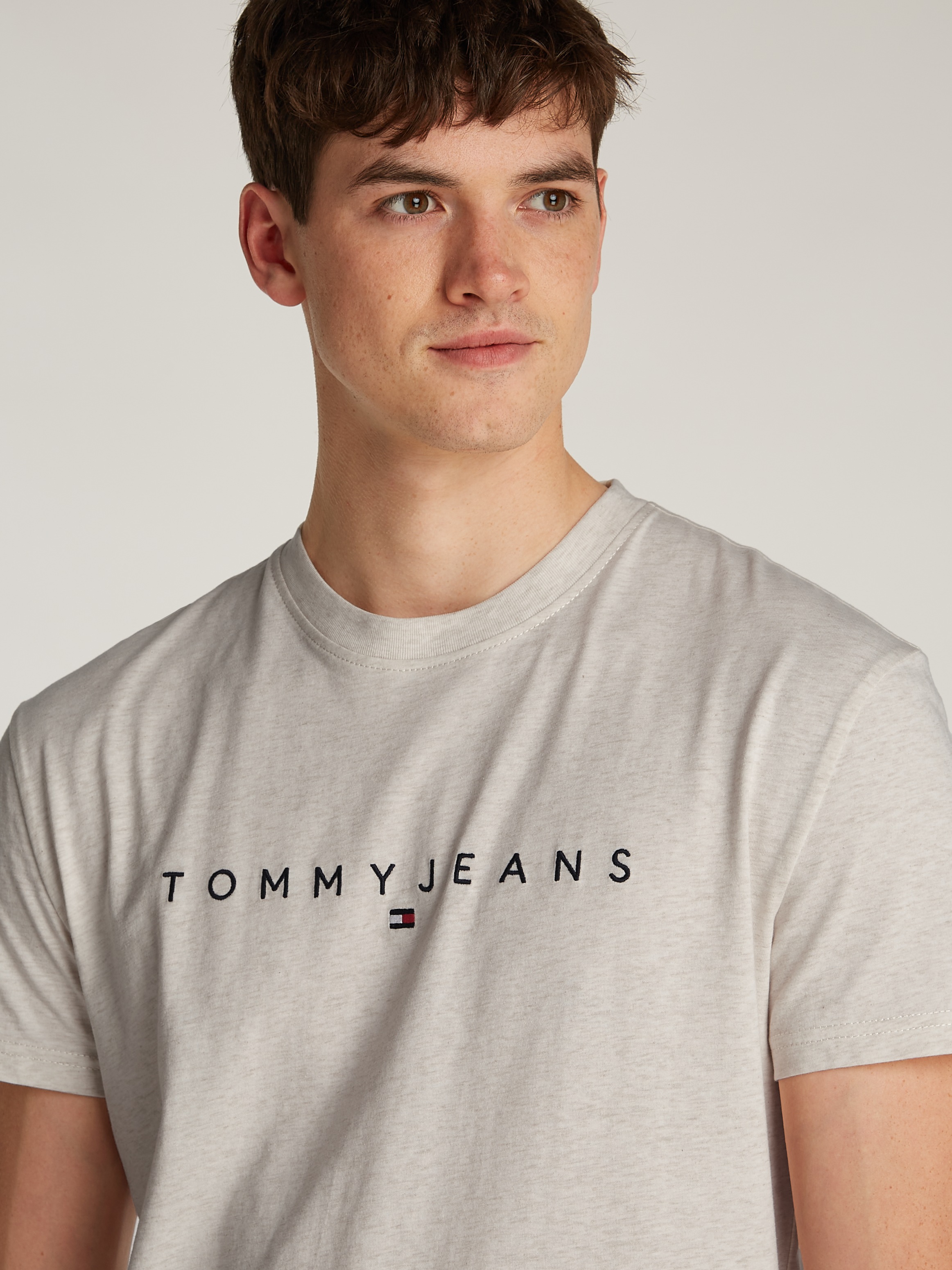 Tommy Jeans Plus Rundhalsshirt »TJM REG LINEAR LOGO TEE EXT«, in Große Größen, Logodruck und Stickerei