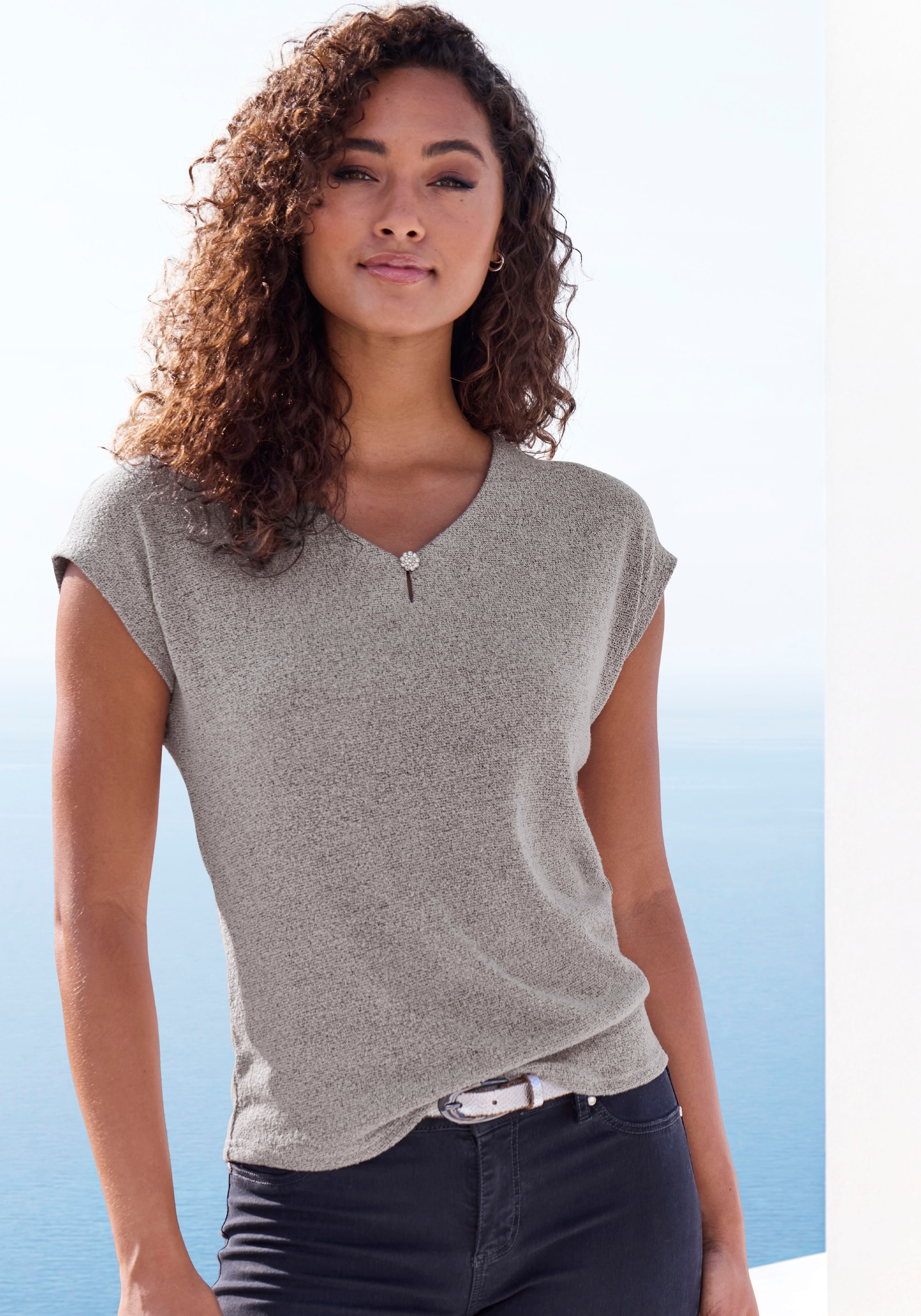 LASCANA Kurzarmshirt "mit Strassknopf in Blütenform" aus luftigem Feinstrick in Melange Optik