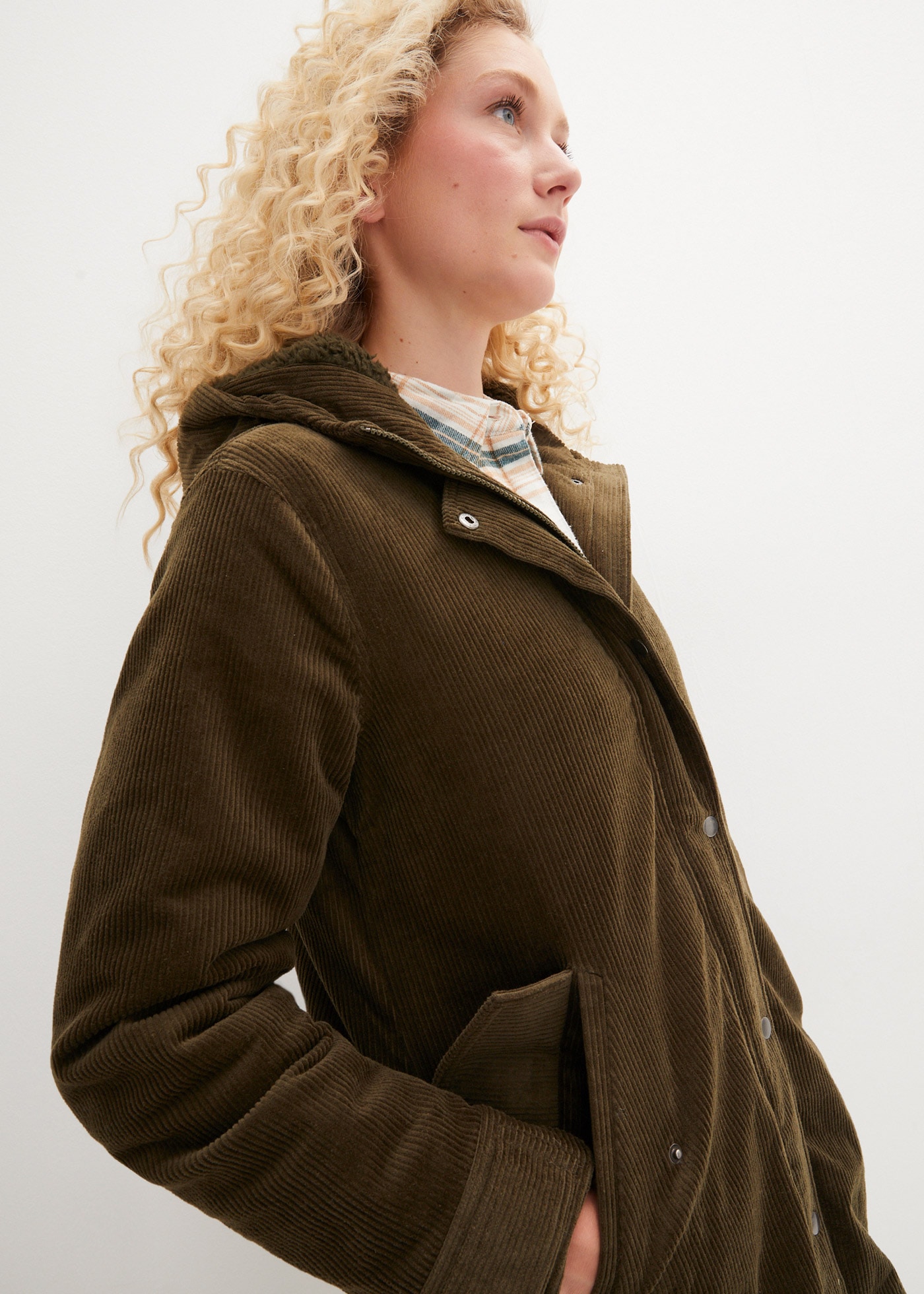 bonprix Parka mit Kapuze sportlicher Parka, in Cord-Optik, mit kuscheligem Plüschfutter