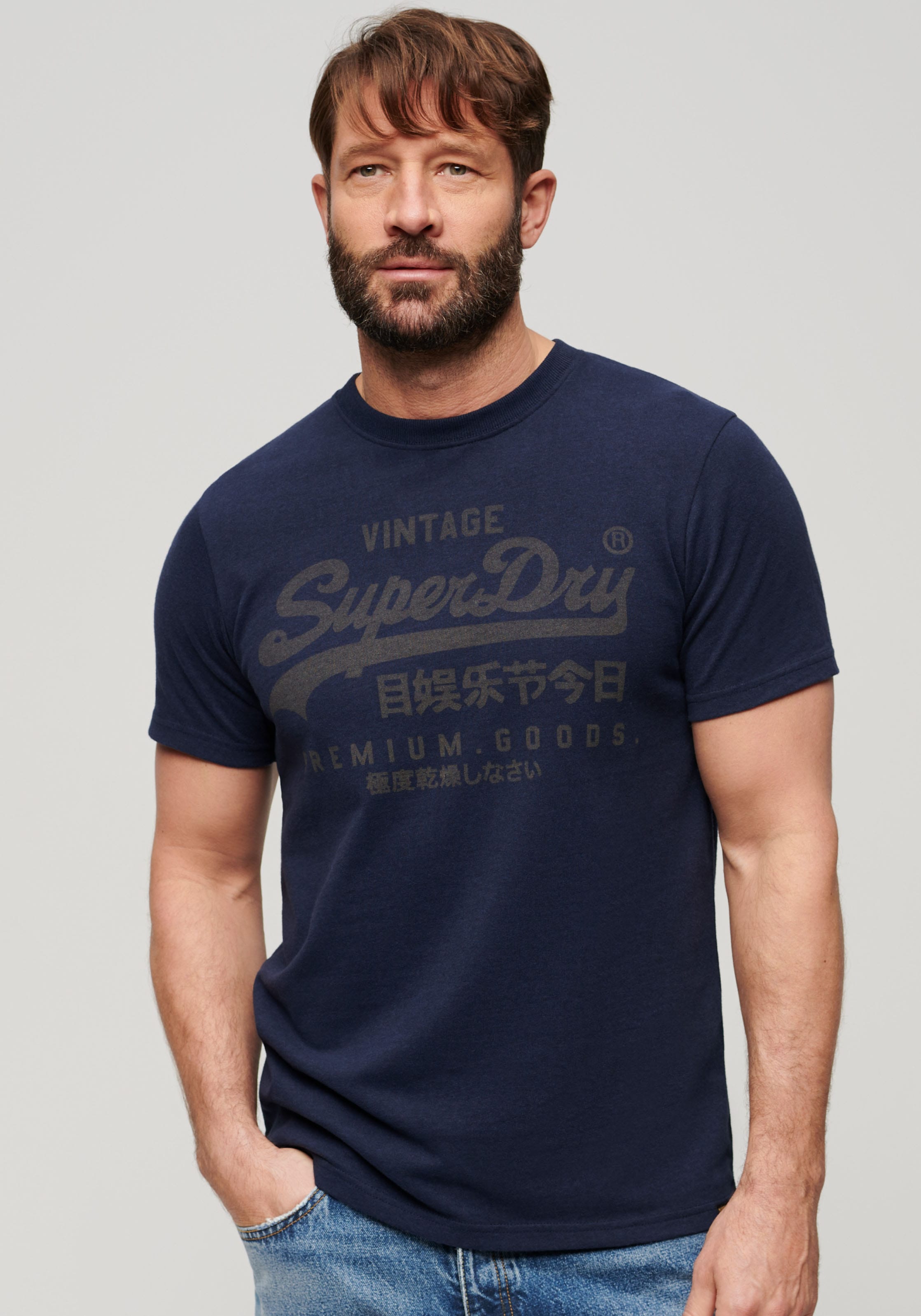 Superdry T-Shirt »Basic Shirt CLASSIC VL HERITAGE T SHIRT mit Logodruck«, aus pflegeleichter Baumwolle für ein angenehmes Tragegefühl