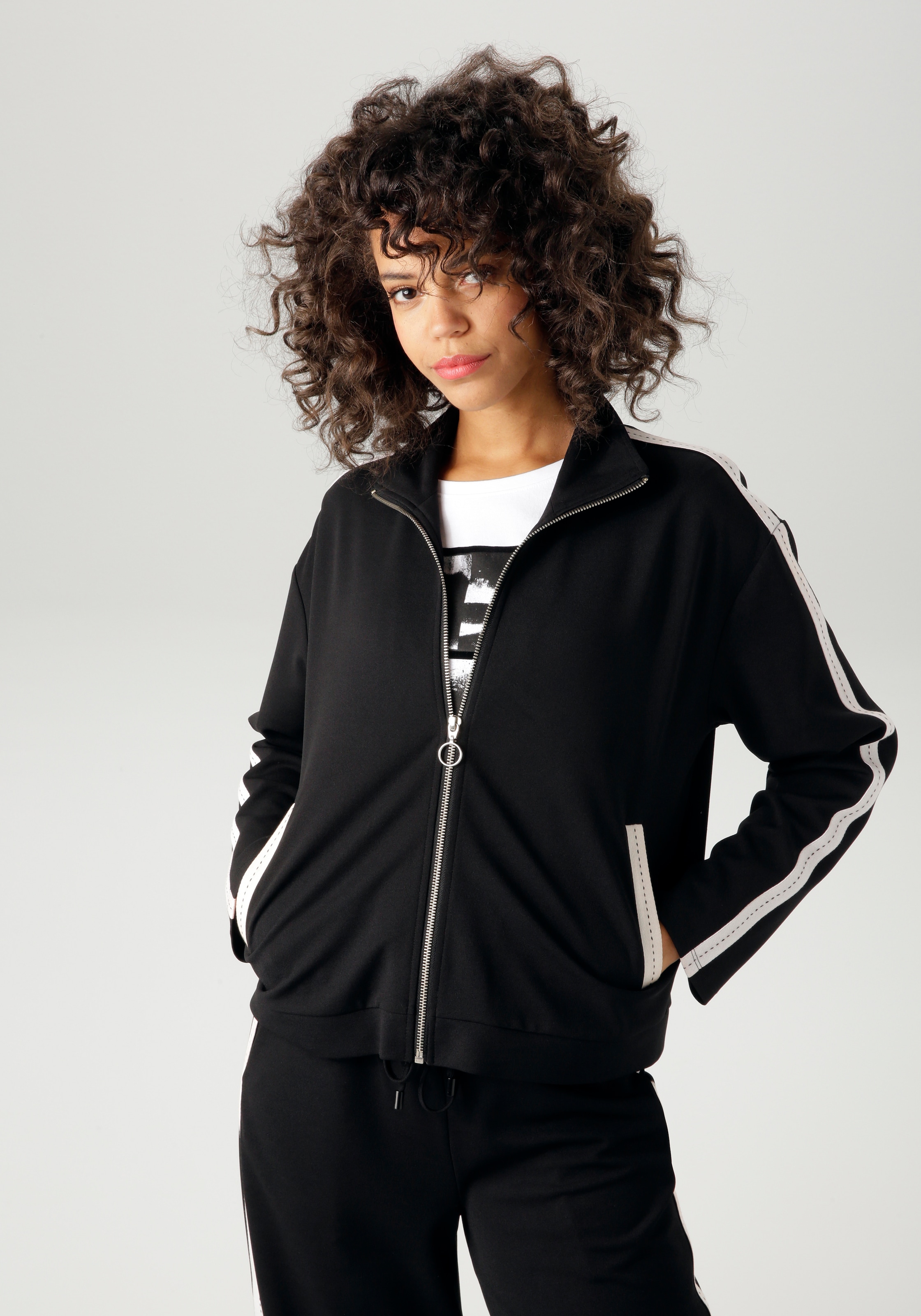 Aniston CASUAL Kurzjacke mit Tapes an den Eingrifftaschen und langen Ärmeln günstig online kaufen