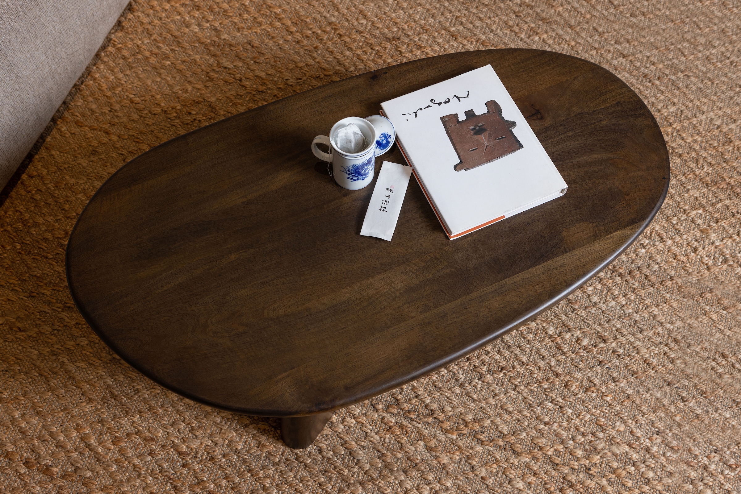 WOOOD Couchtisch »Roundly aus Mangoholz mit organisch geformter Platte 110x60x40 cm« Tragkraft 30 kg, Plattendicke 4 cm, Beine 14 cm breit