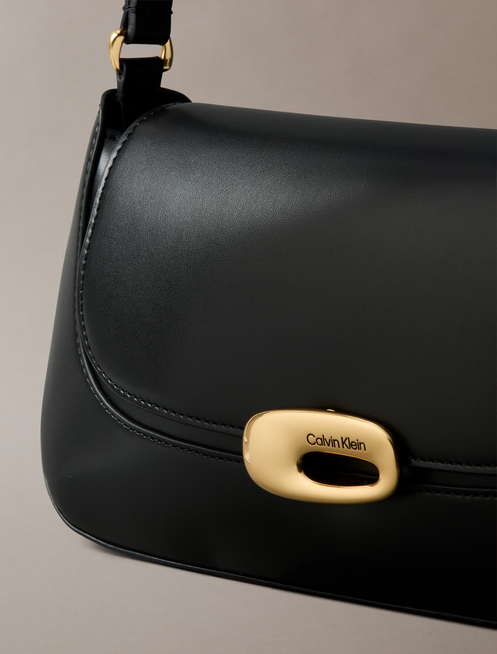 Calvin Klein Schultertasche »HARDWARE FLAP SHOULDER BAG«