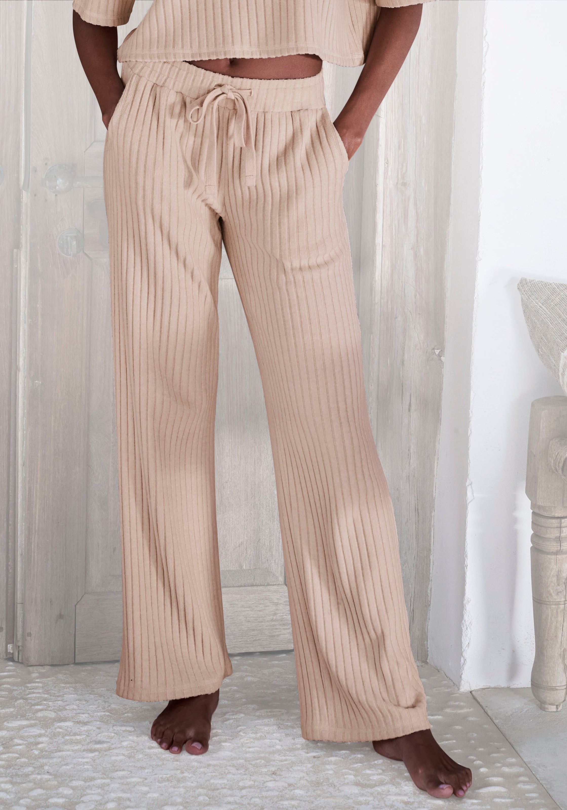 LASCANA Homewearhose, -Lounge-/Strickhose mit weitem Bein und seitlichen Taschen, Loungewear