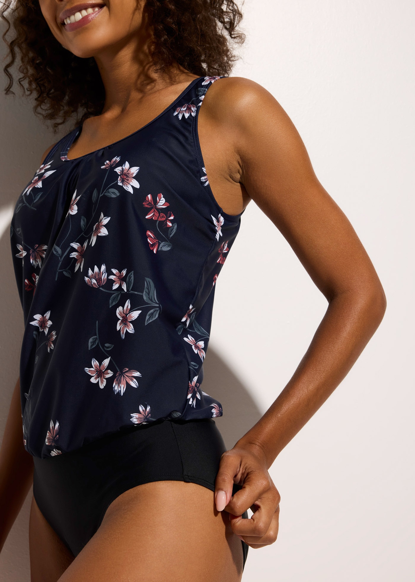 bonprix Badeanzug 1 Stk. figurumspielende Passform, mit floralem Druck, mit Elasthan-Anteil