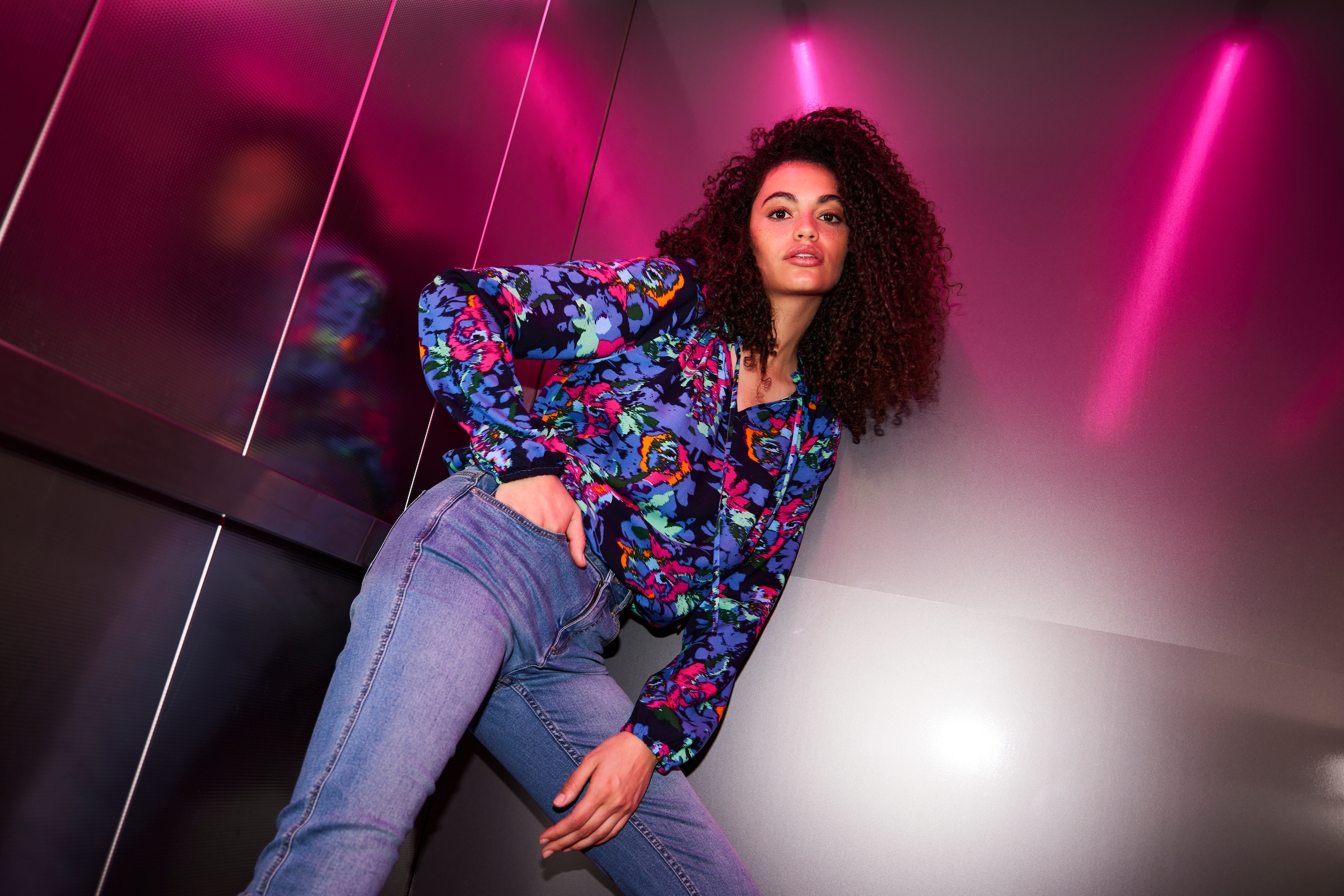Aniston CASUAL Schlupfbluse, mit farbenfrohem, grafischen Blumendruck