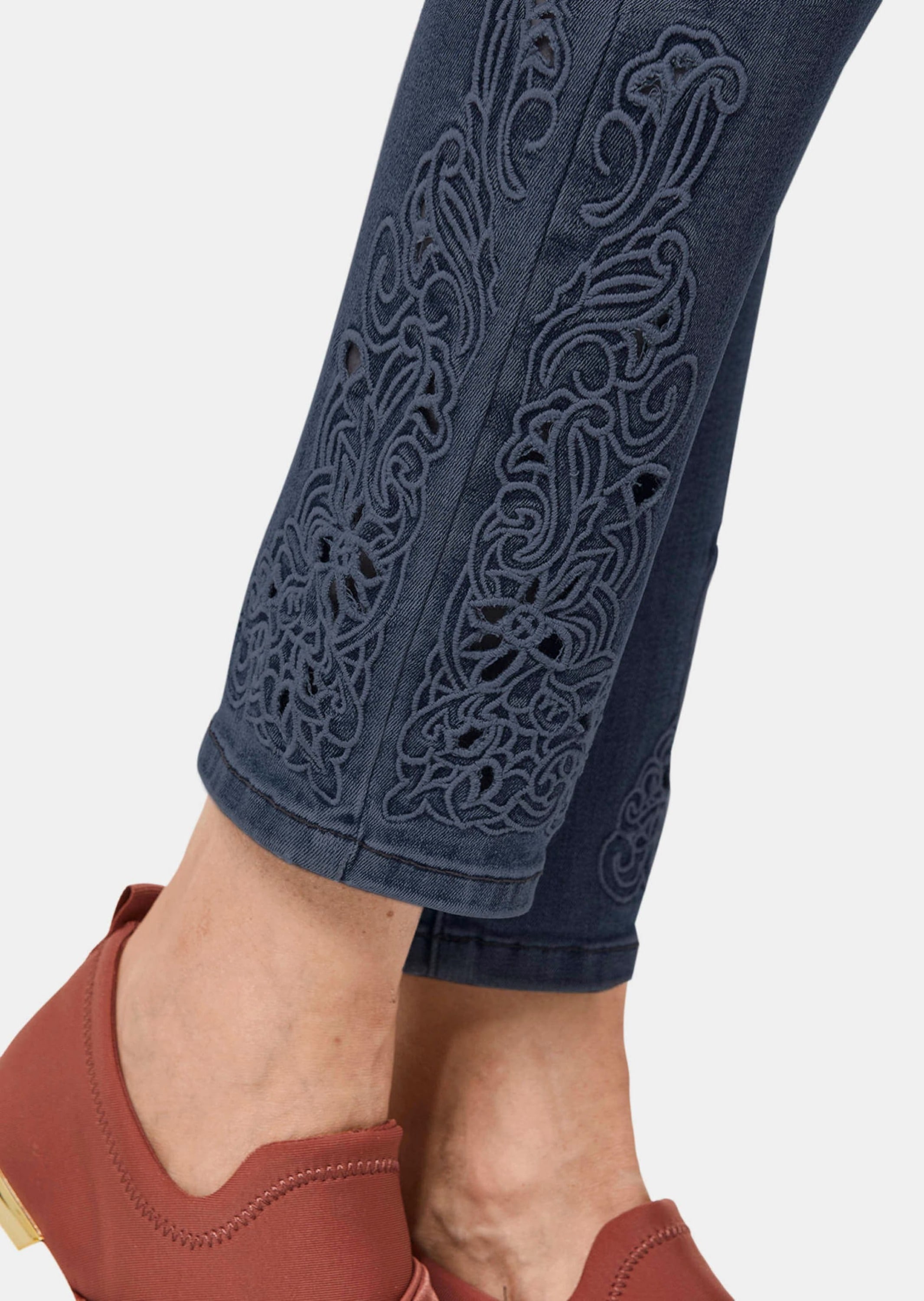 GOLDNER Regular-fit-Jeans »Hose Kurzgröße - Jeanshose mit Stickerei am Saum«