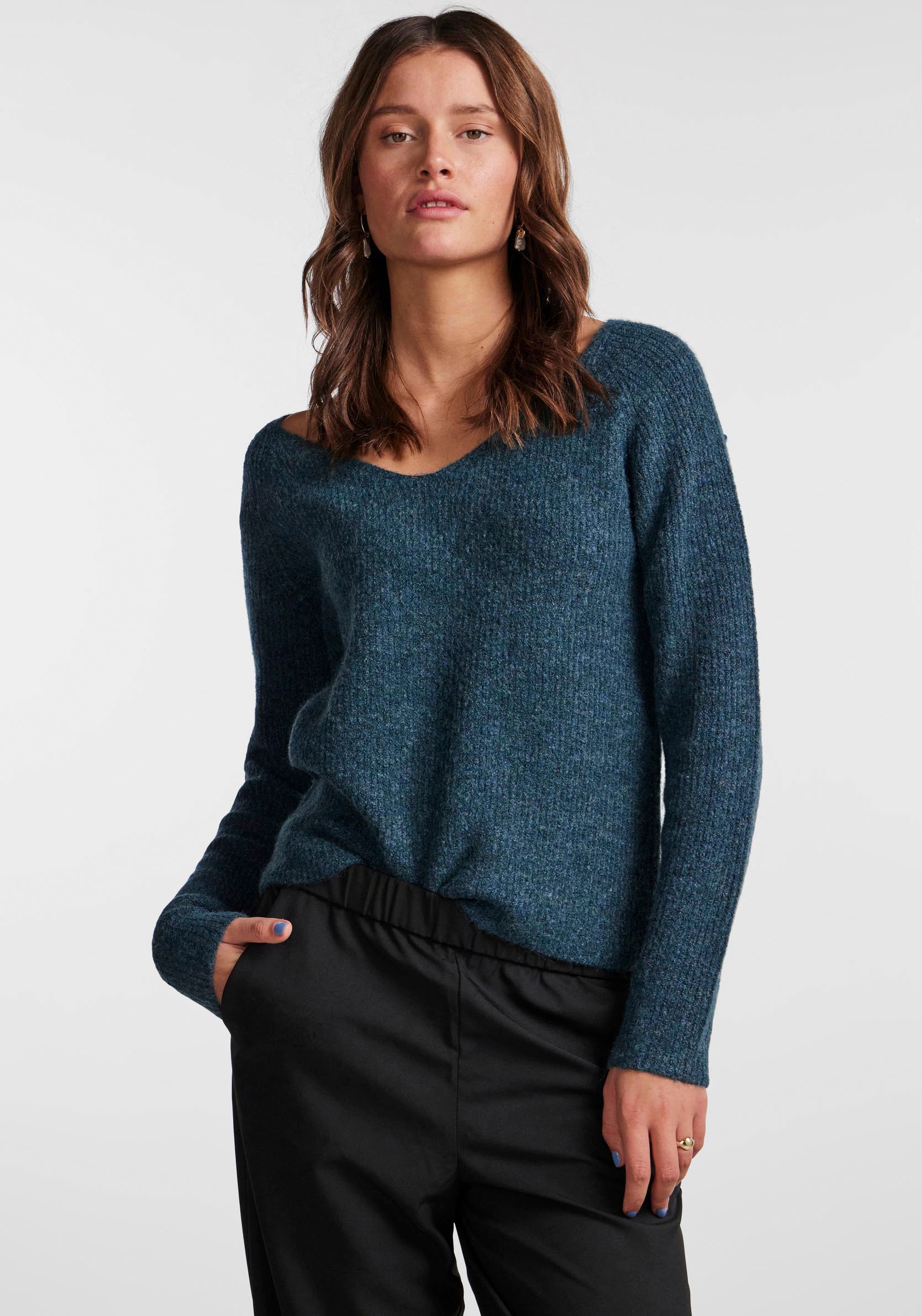 V-Ausschnitt-Pullover »PCELLEN LS V-NECK KNIT NOOS BC«, mit Wolle