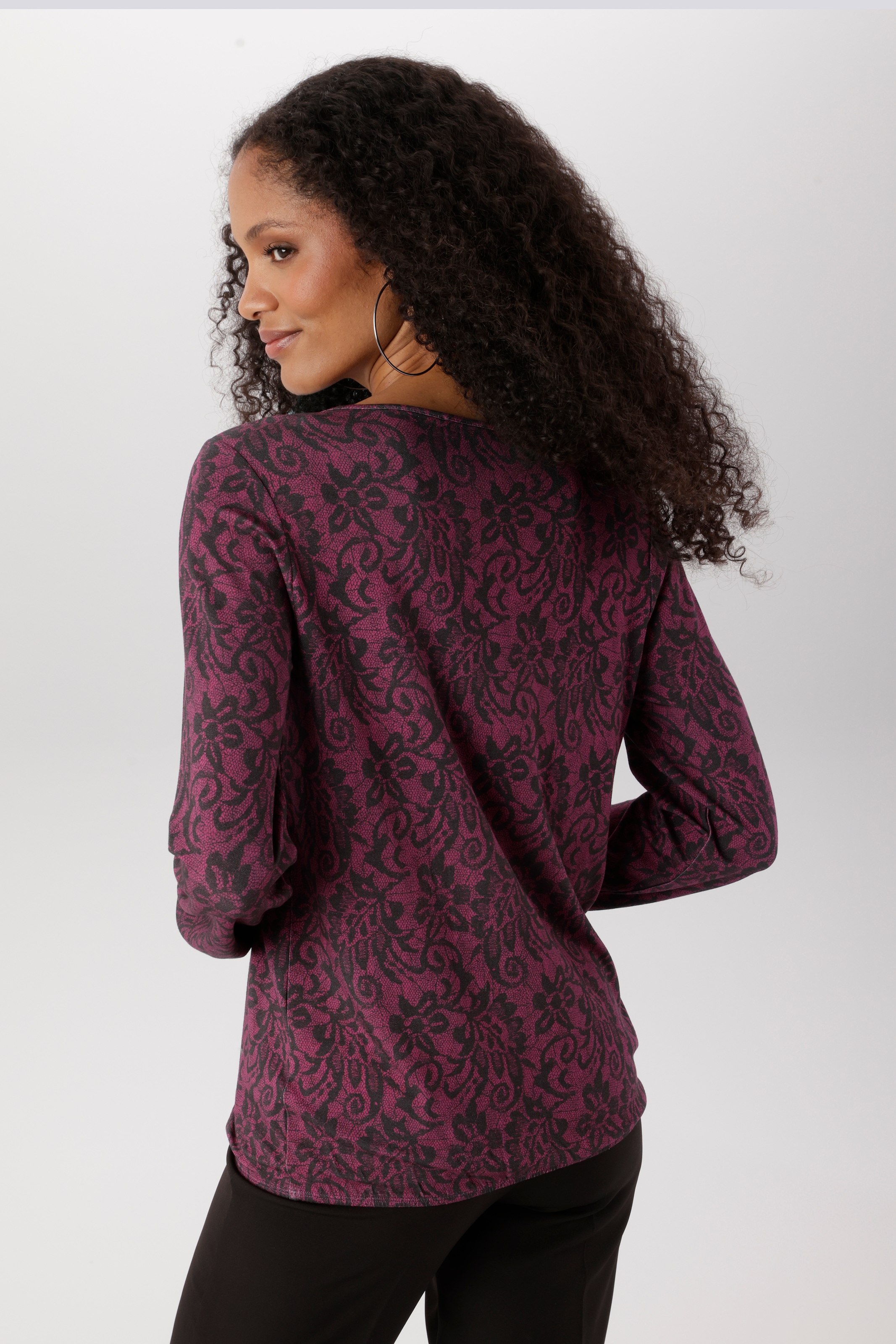 Aniston SELECTED Langarmshirt mit Cut-out und dekorativer Allover-Muster - NEUE KOLLEKTION