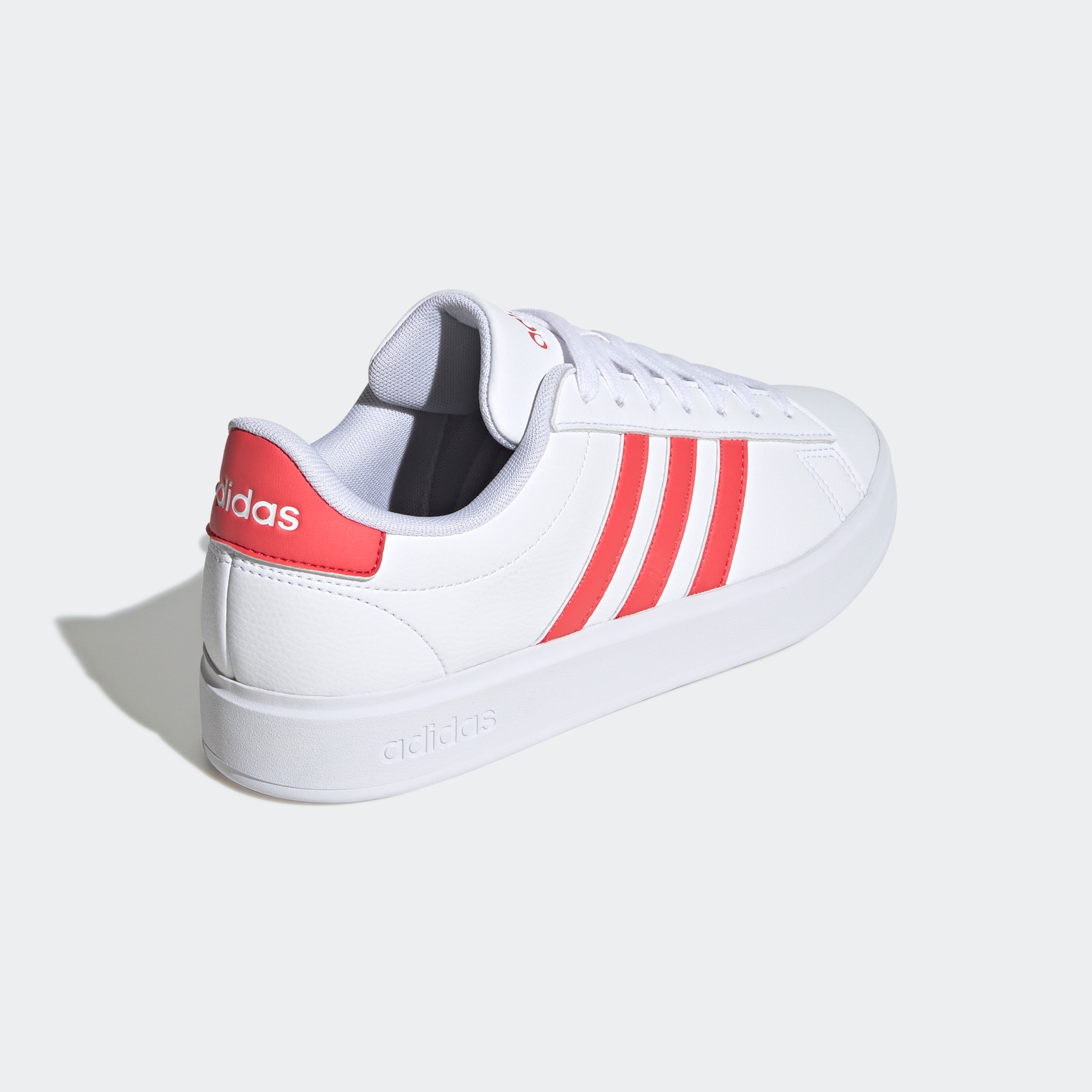 adidas Sportswear Sneaker »GRAND COURT CLOUDFOAM LIFESTYLE COURT COMFORT«, Design auf den Spuren des adidas Superstar