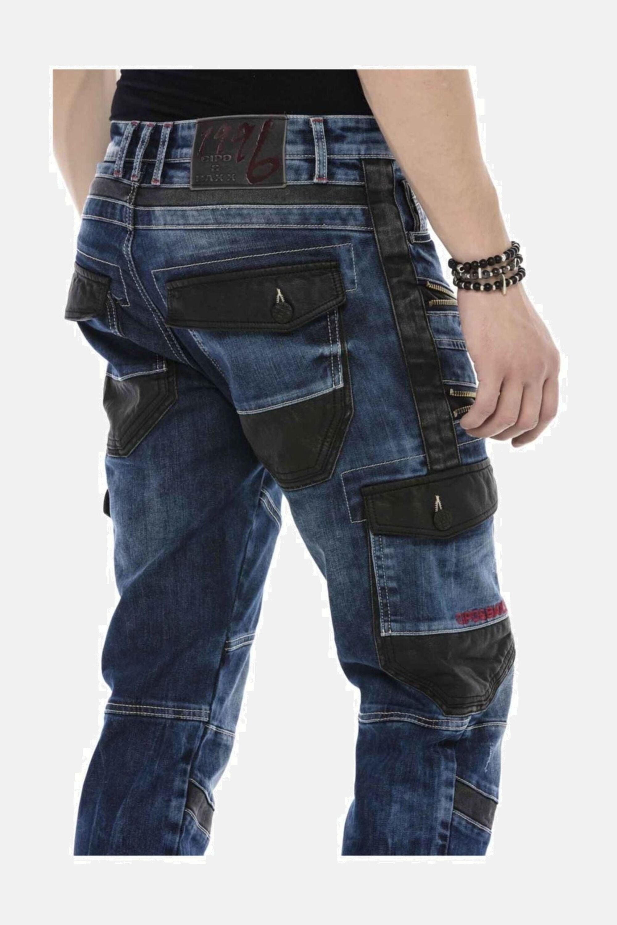 Cipo & Baxx Regular-fit-Jeans »DENIM«, bequeme Jeans mit auffälligen Applikationen, CD586
