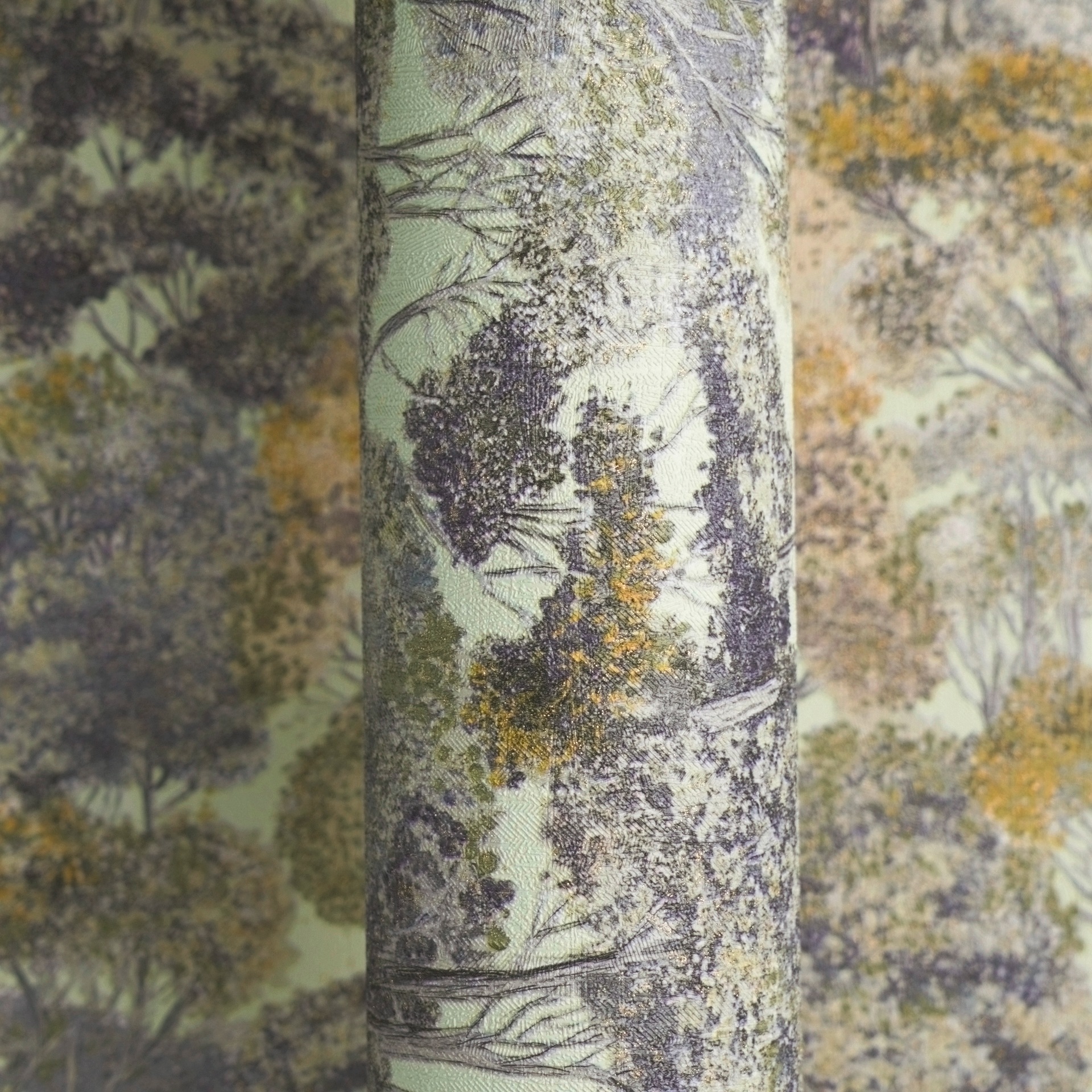 A.S. Création Vliestapete »Trend Spectrum Forest – Glitzernde Baumlandschaft Vliestapete« Glitzermuster | Wald | natürlich leicht strukturiert Elegante Baumlandschaft mit Glitzerakzenten und feiner Struktur