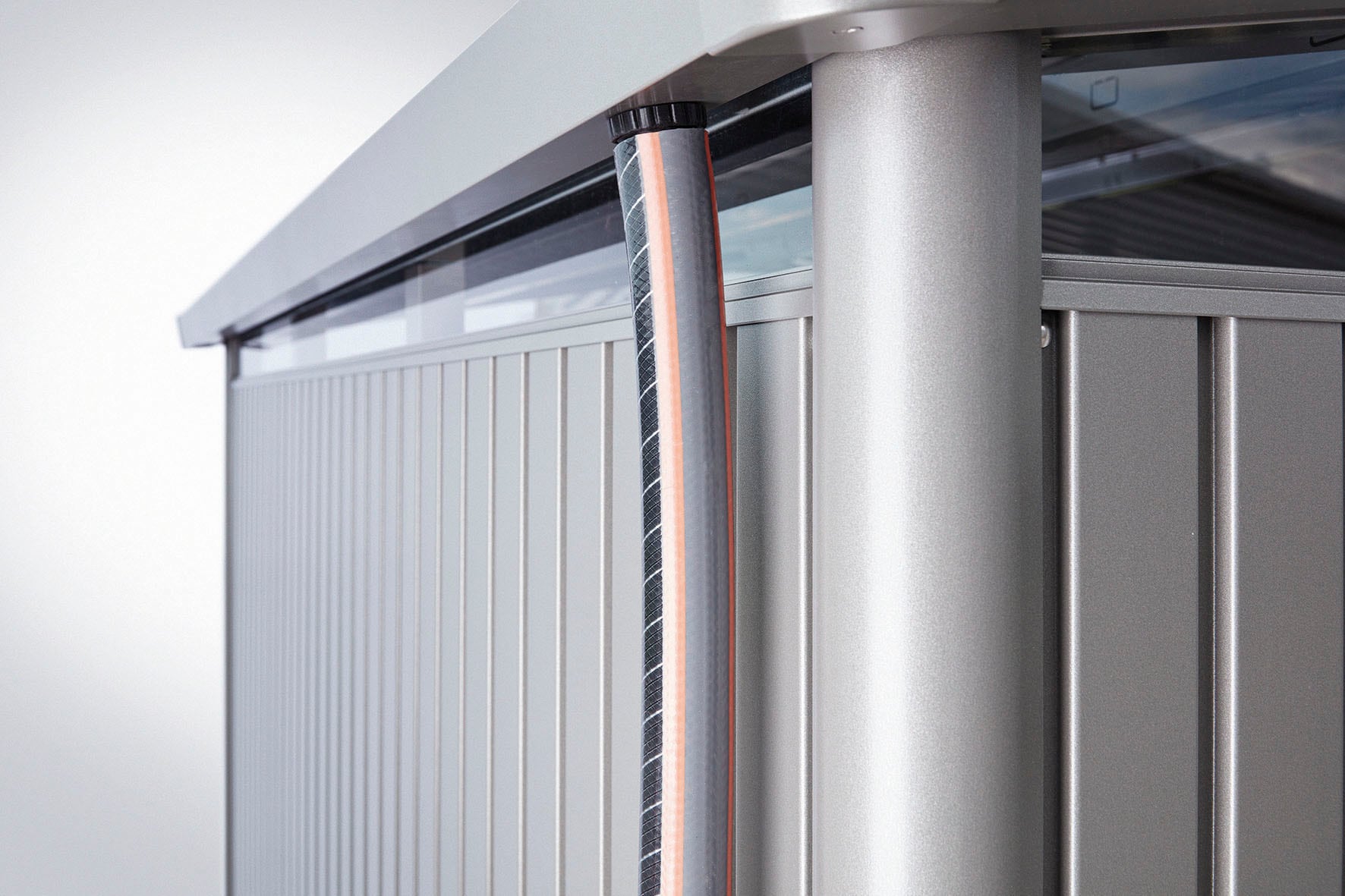 Biohort Gerätehaus »PANORAMA Gr. P1 quarzgrau-metallic
mit Standardtür«, aus Metall mit umlaufendem Acrylglas-Lichtband