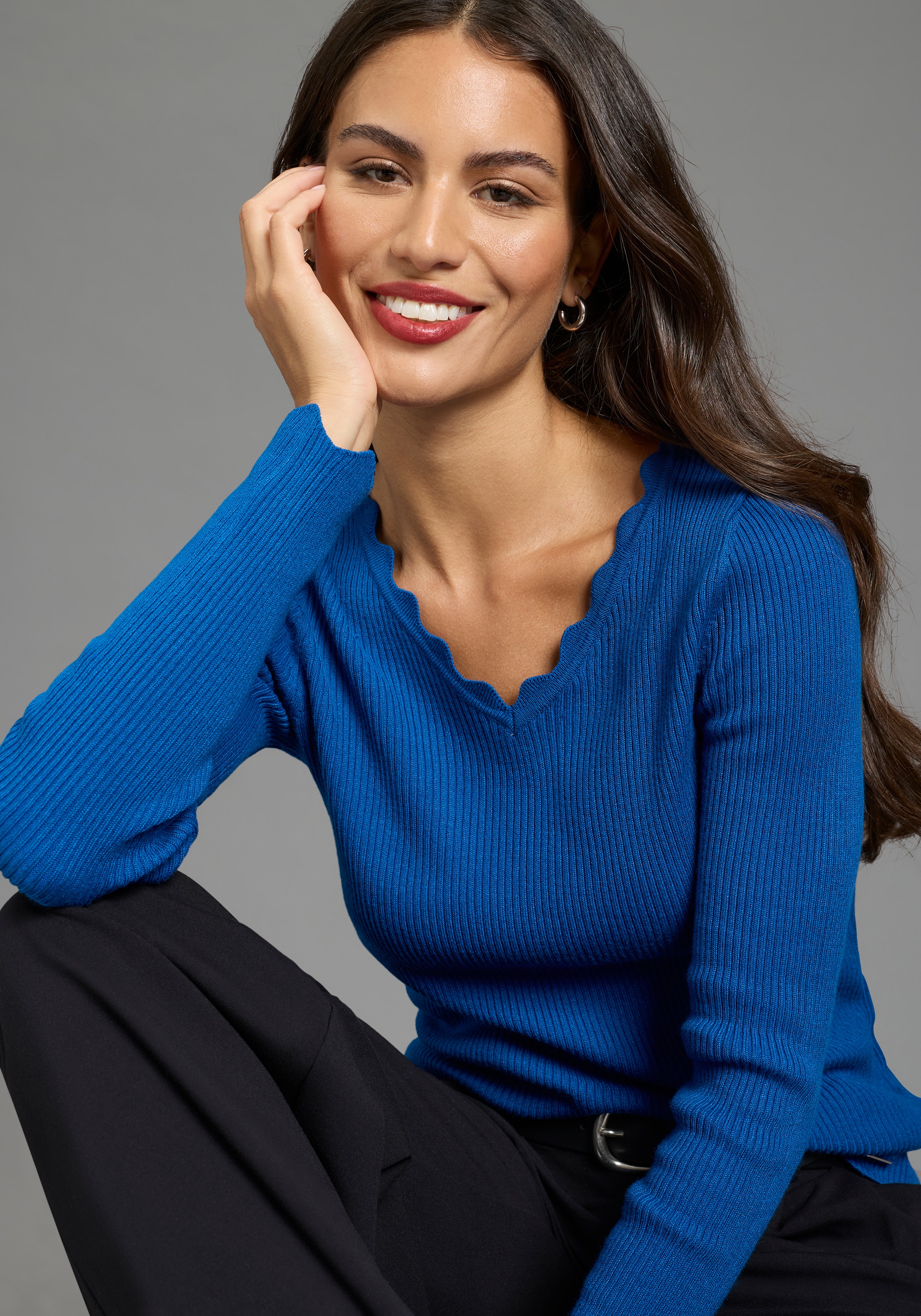 Laura Scott V-Ausschnitt-Pullover mit femininer Wellenkante