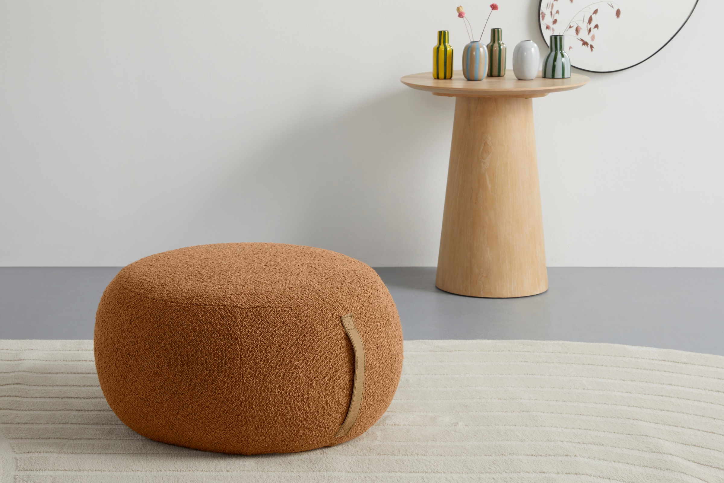 Hocker S.OLIVER "Finnian, moderner Designhocker mit Lederriemen, softes Design", zimt, B:65cm H:35cm T:65cm, 93% Polyester, 6%Acryl, 1%Baumwolle, Hocker, Hocker, hochwertig, zum Wohlfühlen in Luxus-Microfaser/Struktur oder in Bouclé