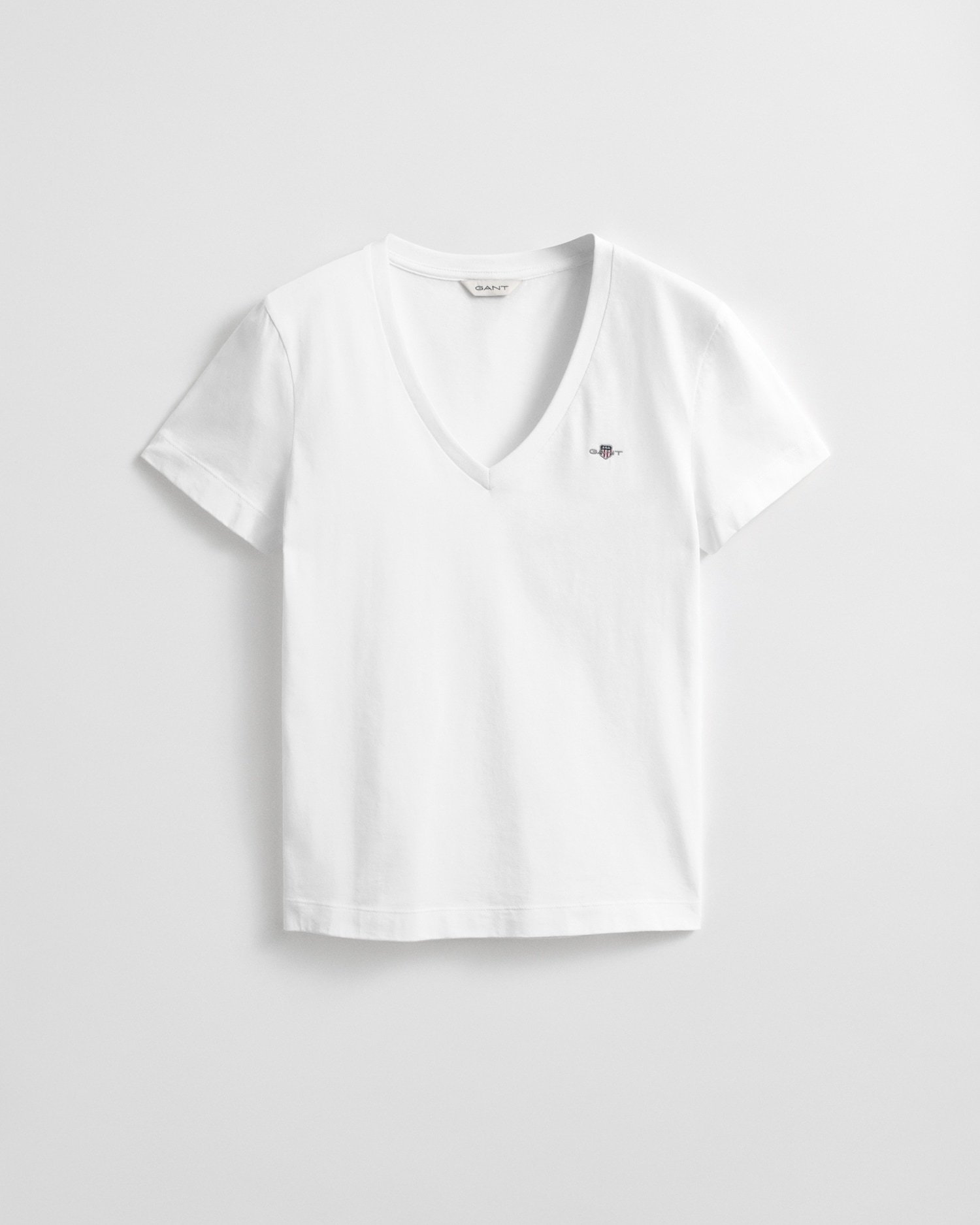 Gant T-Shirt »REG SHIELD KA V-NECK T-SHIRT«, mit einer kleinen Logostickerei auf der Brust