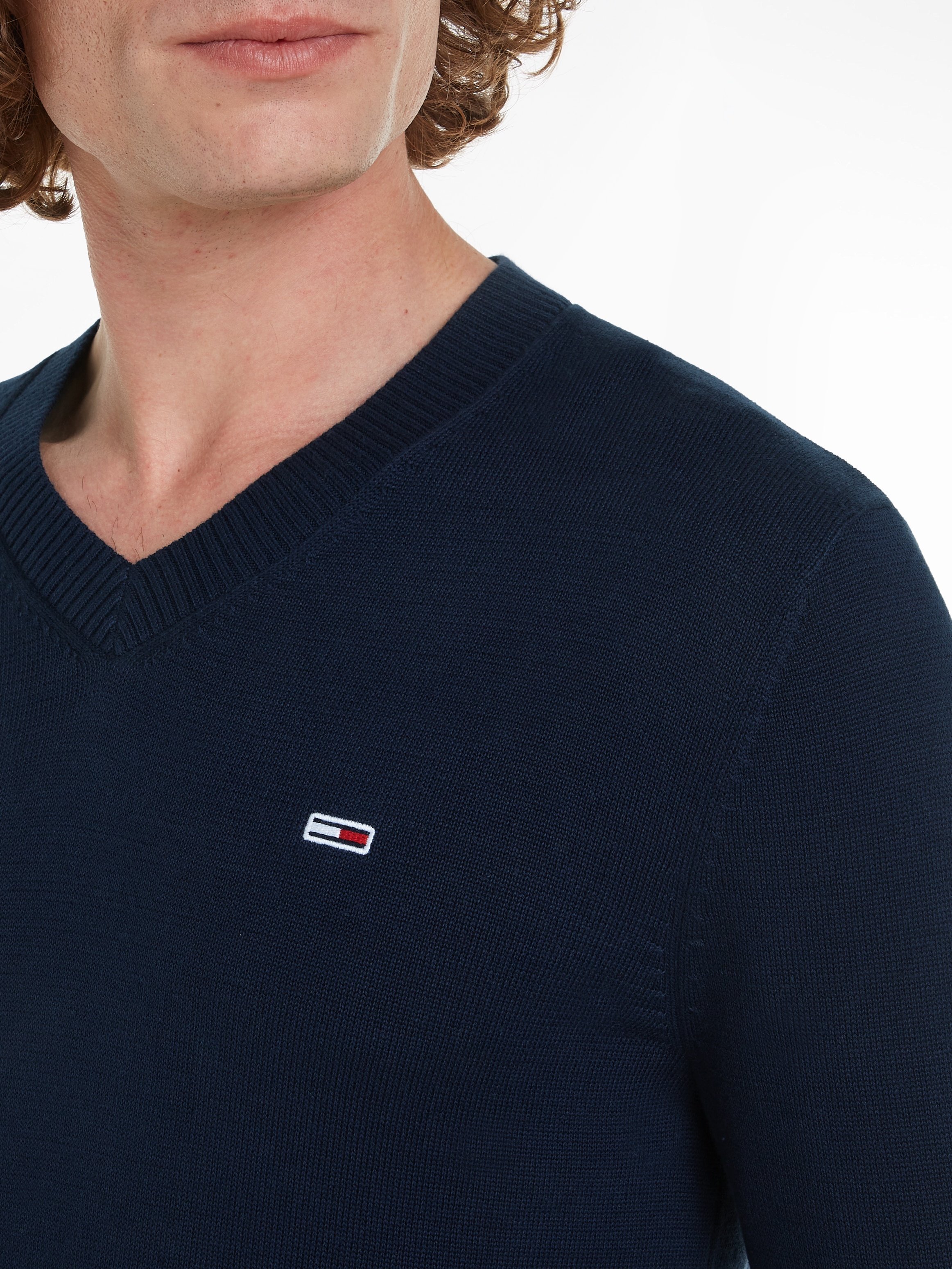 Tommy Jeans Sweatshirt »TJM SLIM V NECK ESSNTL SWEATER«, mit Logostickerei