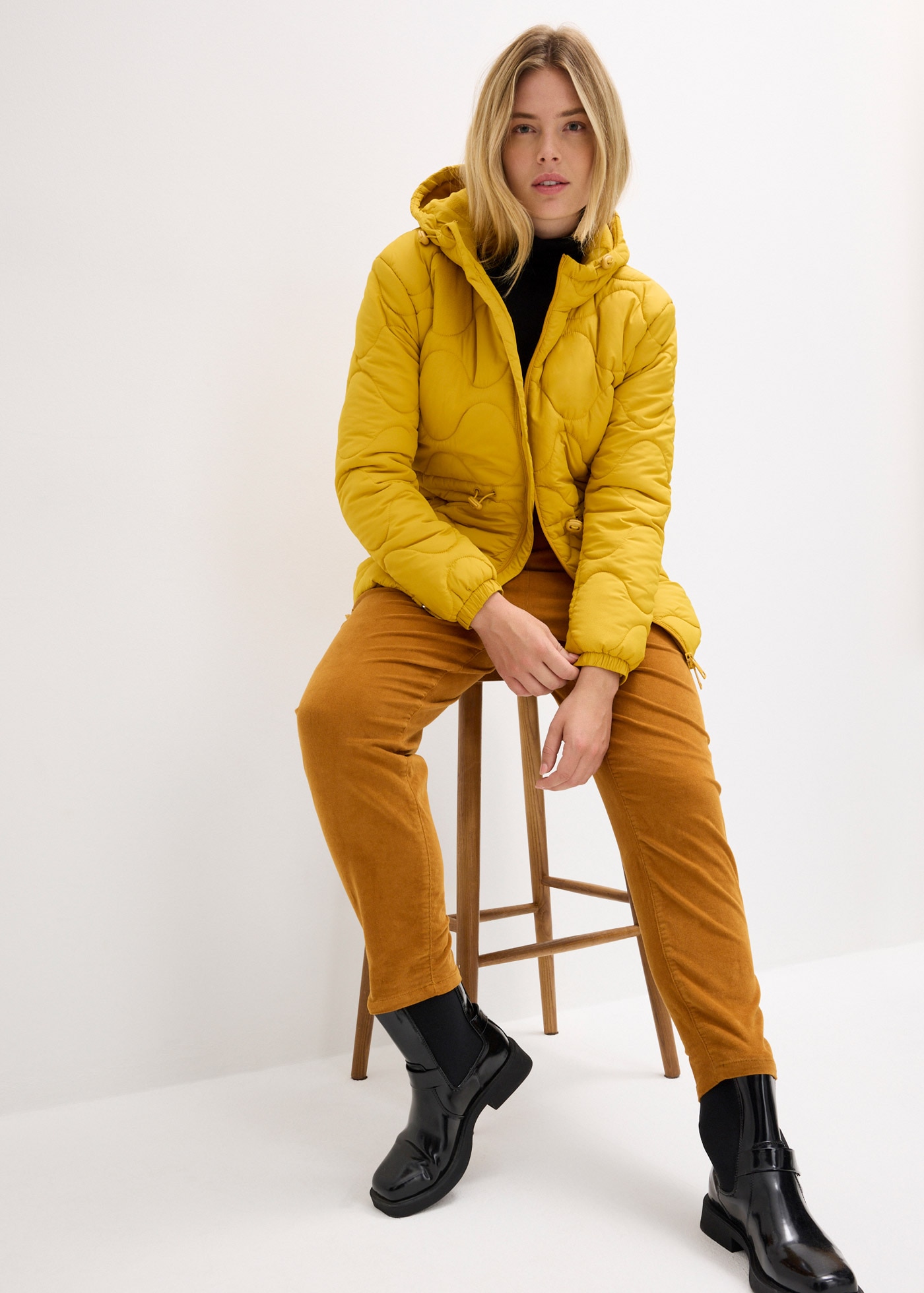bonprix Steppjacke »Steppjacke« mit Kapuze Casual Stil, Kurzparka mit Taillen-Kordelzug, hochwertige Steppung