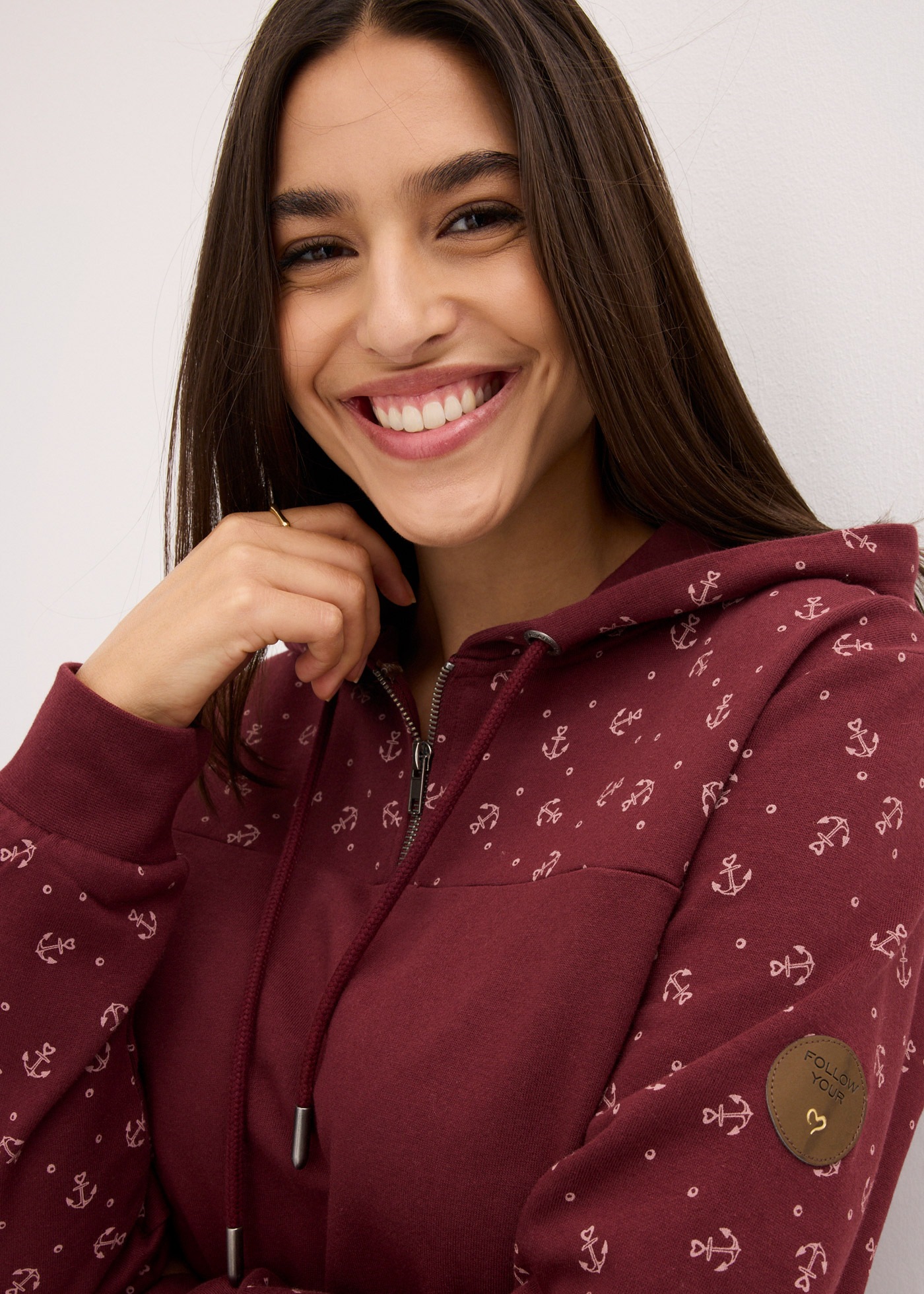 bonprix Hoodie »Kapuzensweatshirt mit Reißverschluss aus reiner Baumwolle«, lässig geschnittene Passform, mit maritimem Muster und Anker-Motiven
