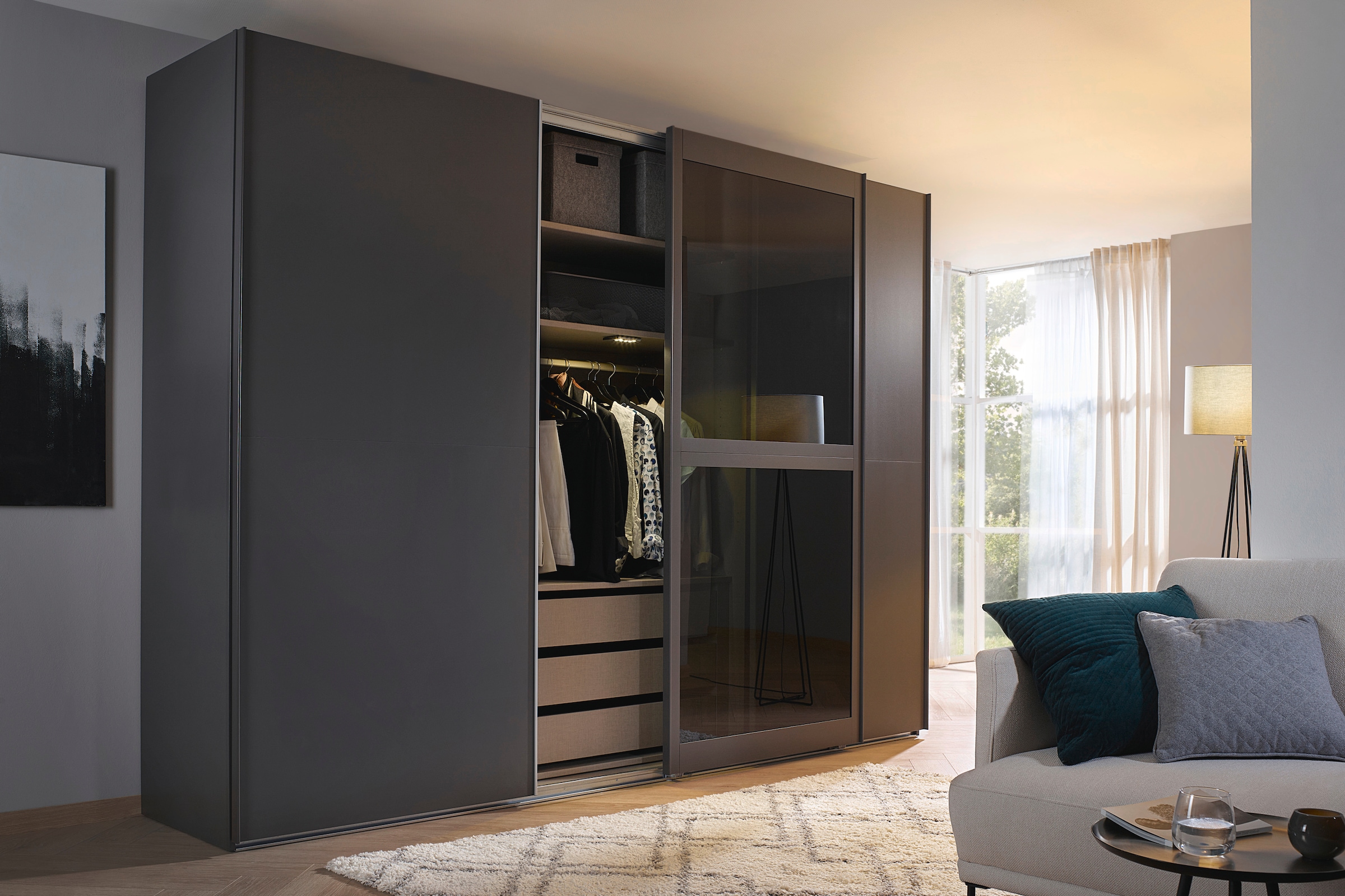 rauch Schwebetürenschrank »Kleiderschrank Schrank Garderobe Schlafzimmerschrank LUMIS«, (inkl. umfangreichem Zubehör), mit Glasrahmentüren aus transparentem Grauglas MADE IN GERMANY