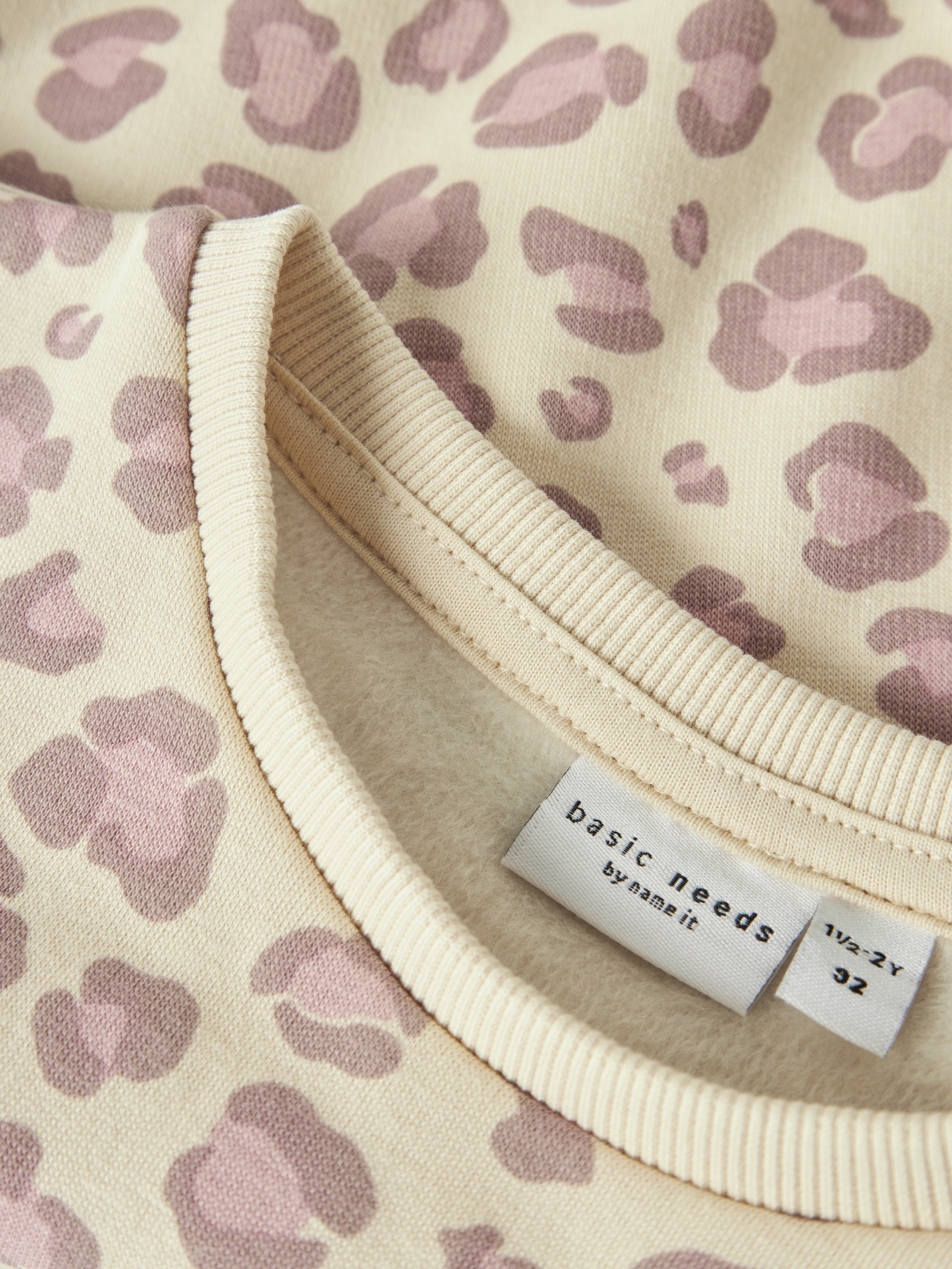 Name It Sweatshirt »NMFDAVINA LS SWEAT FLEECE BRU NOOS«, in klassischer Form und mit tollem Alloverprint