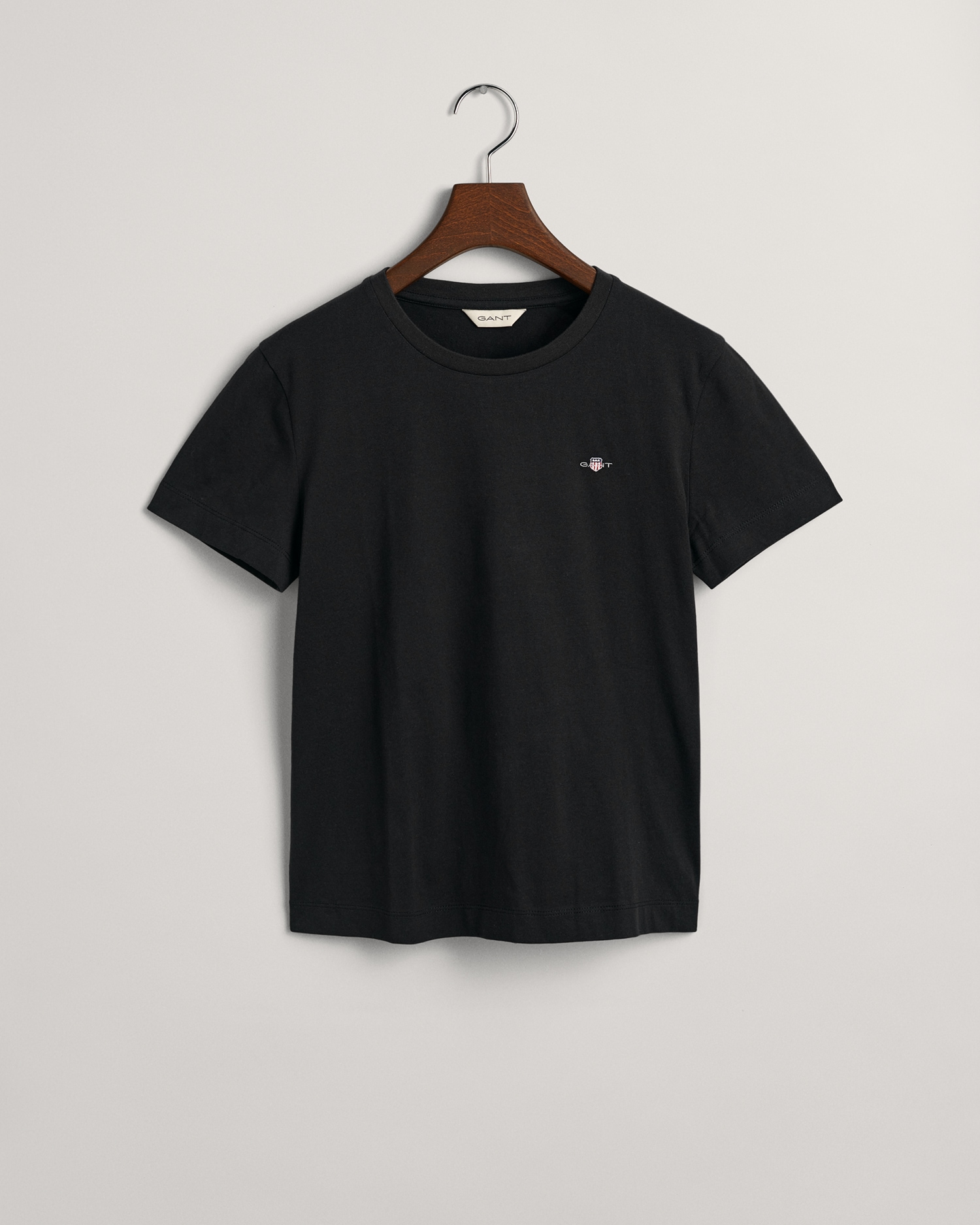 Gant T-Shirt »REG SHIELD KA T-SHIRT«, mit einer kleinen aufgestickten Wappen-Grafik auf der Brust